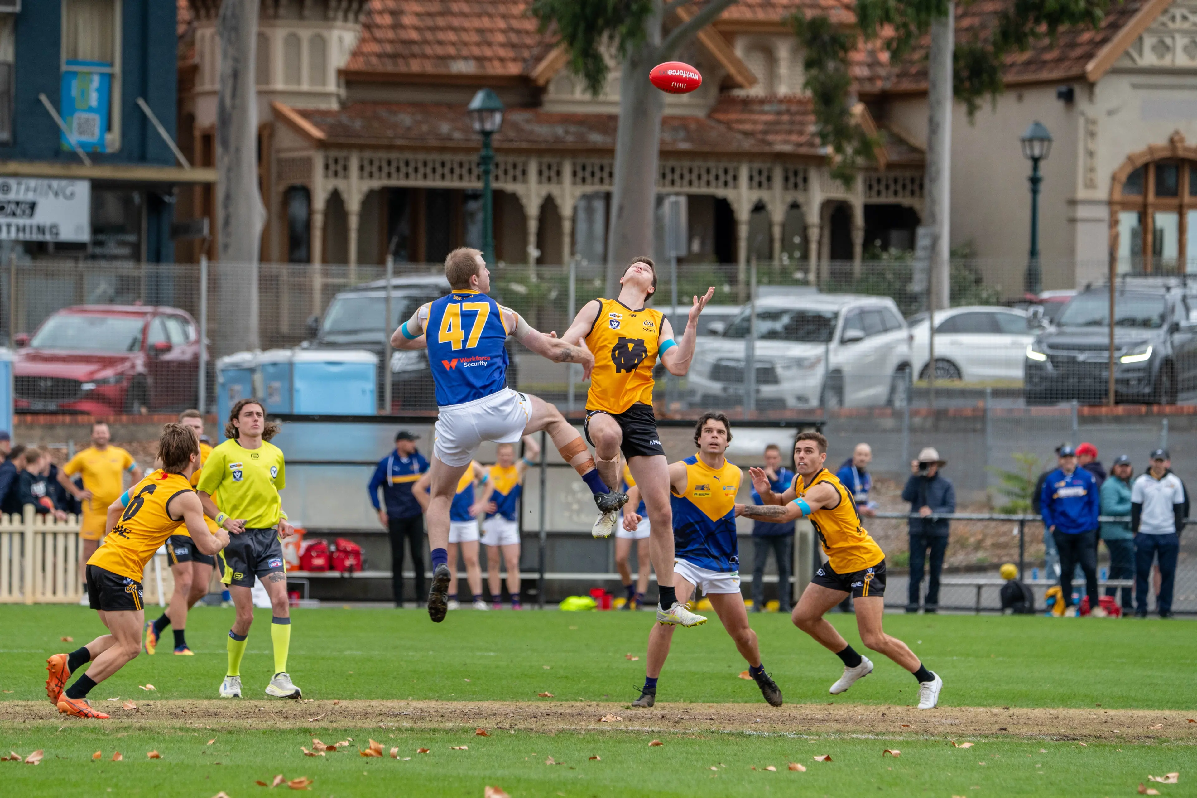 <p>INTERLEAGUE UPSET: The Ovens and Murray senior football squad fell to Bendigo FNL by 20 points on Saturday. PHOTO: Travis Cartwright</p>\\n