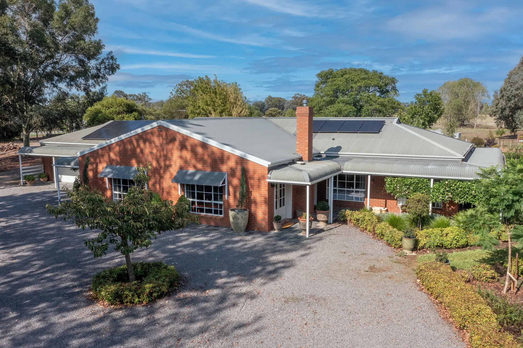 <p>RENOVATED: Beautifully renovated with exceptional attention to detail.</p>\\n