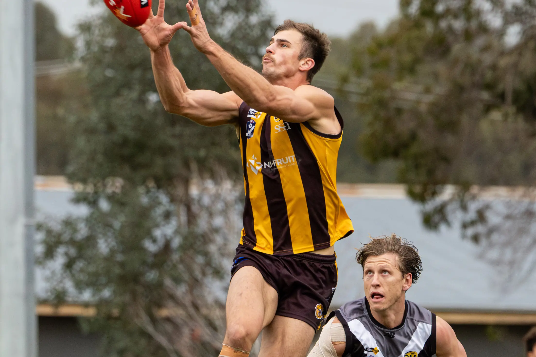 <p>STRONG HANDS: Nathan Cooper booted five goals in the Wangaratta Rovers\\' 30 point win over Lavington. PHOTO: Marc Bongers</p>\\n