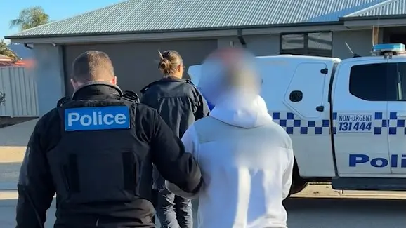 Tradies arrested in Yarrawonga over alleged jewellery theft spree