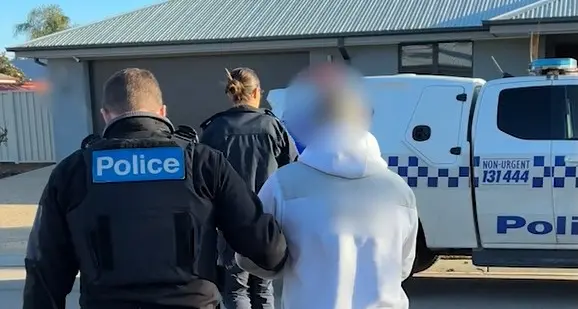 Tradies arrested in Yarrawonga over alleged jewellery theft spree