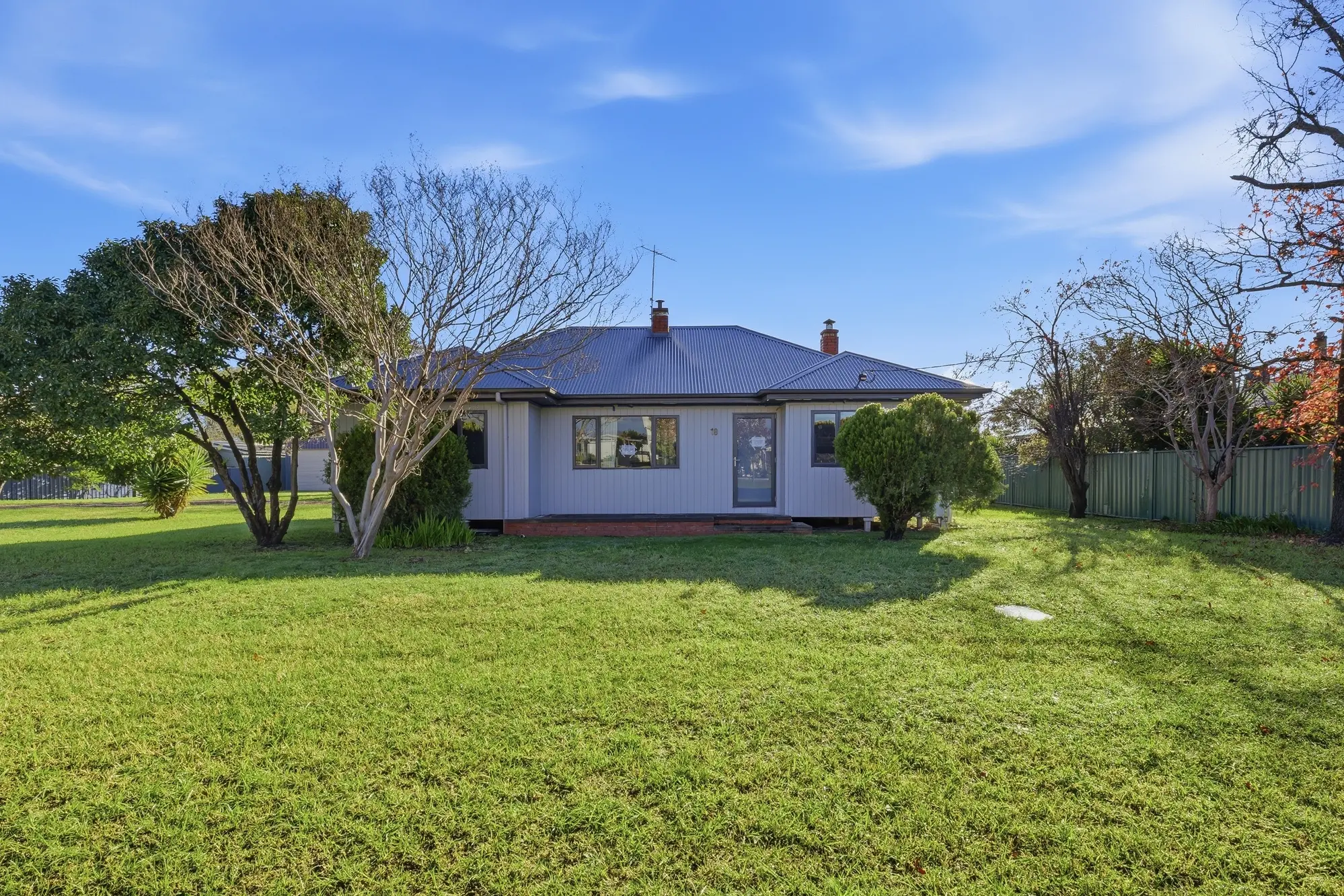 <p>IDYLLIC LOCATION: The property is in a great location close to a popular caf\\u00E9 and local pub and on the door step to the King Valley Wine Region.</p>\\n