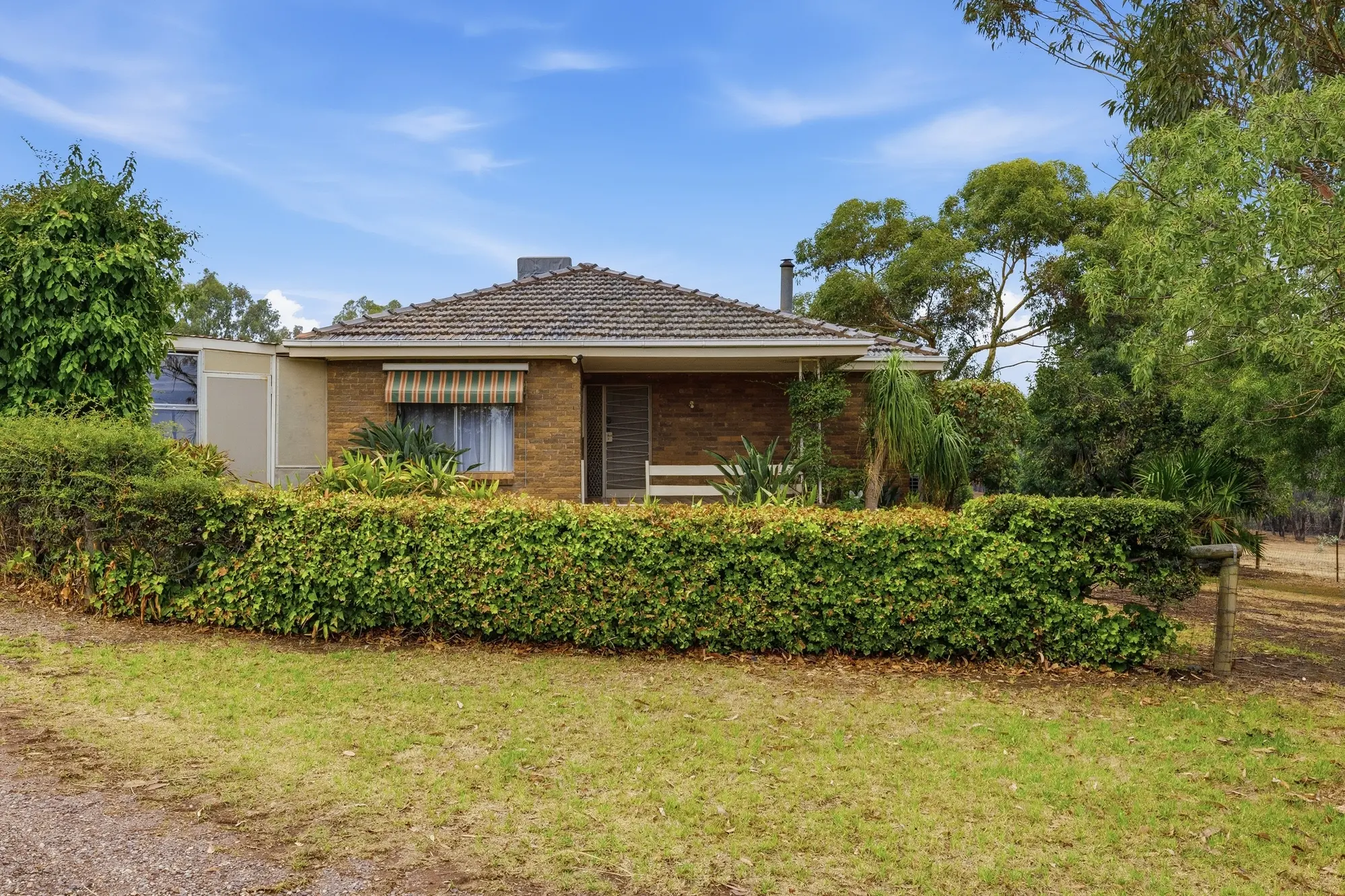 <p>This well-presented lifestyle property offers privacy and peace just under five minutes from Moyhu.</p>\\n
