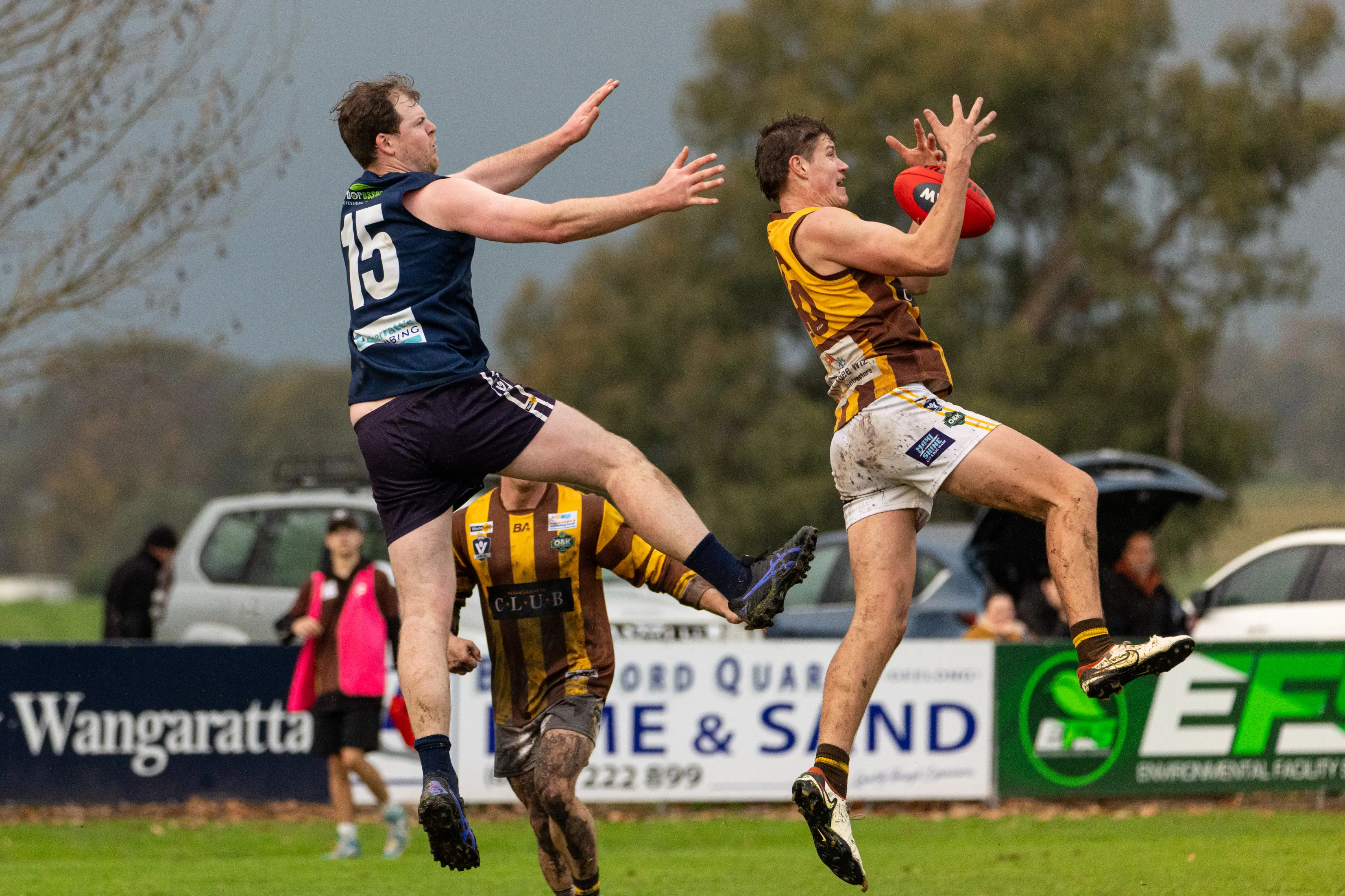<p>MIDAIR GRAB: Jhye Devine leaps in front of Greta\\'s Xavier Wales in the Hawks\\' eight-point win. PHOTO: Marc Bongers</p>\\n