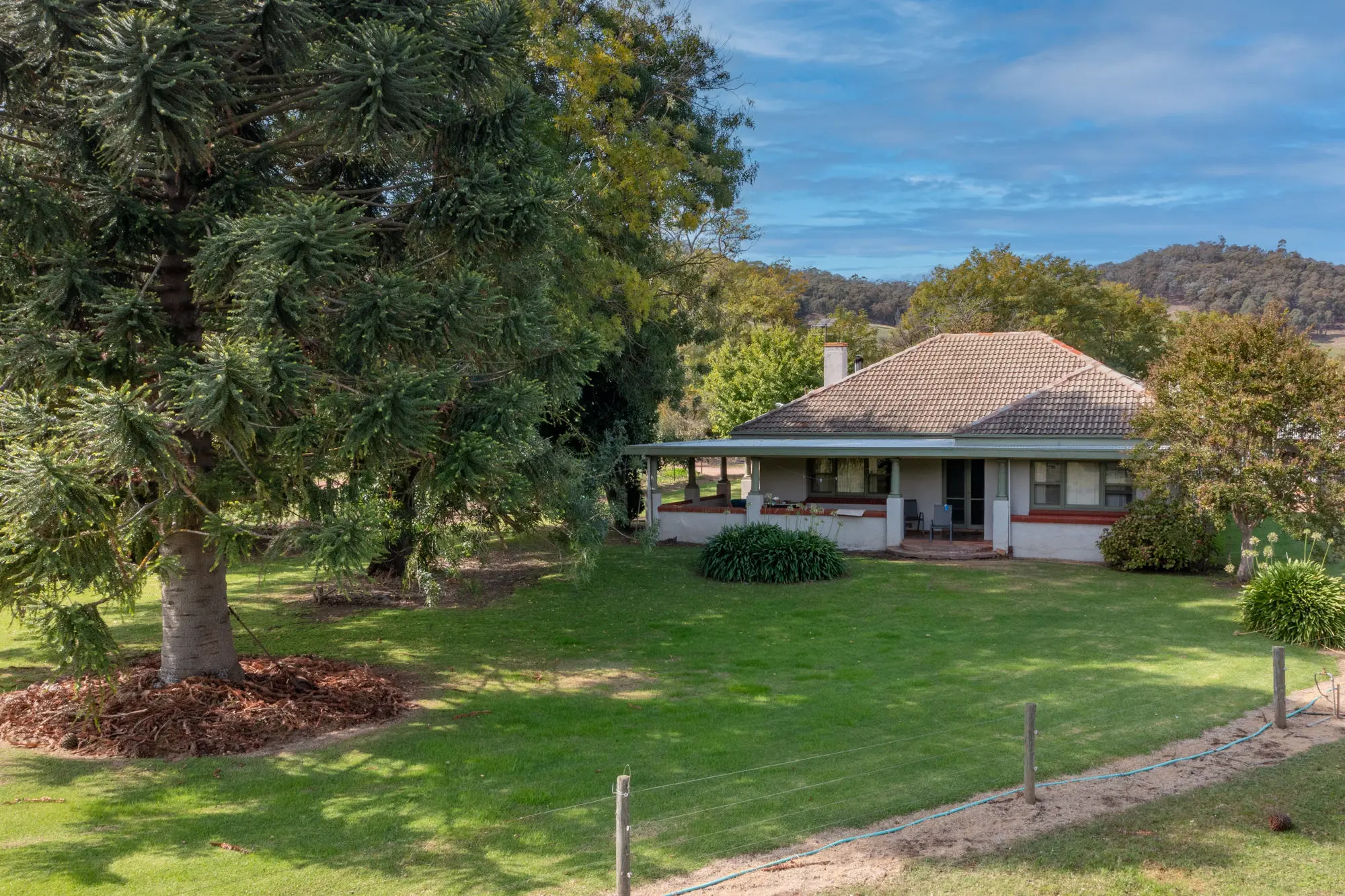 <p>\\'Glenhave\\' is well appointed with extensive infrastructure, including an old dairy, historic brick hop kilns, two hay sheds, a machinery shed and a powered workshop, catering to a variety of agricultural operations. </p>\\n