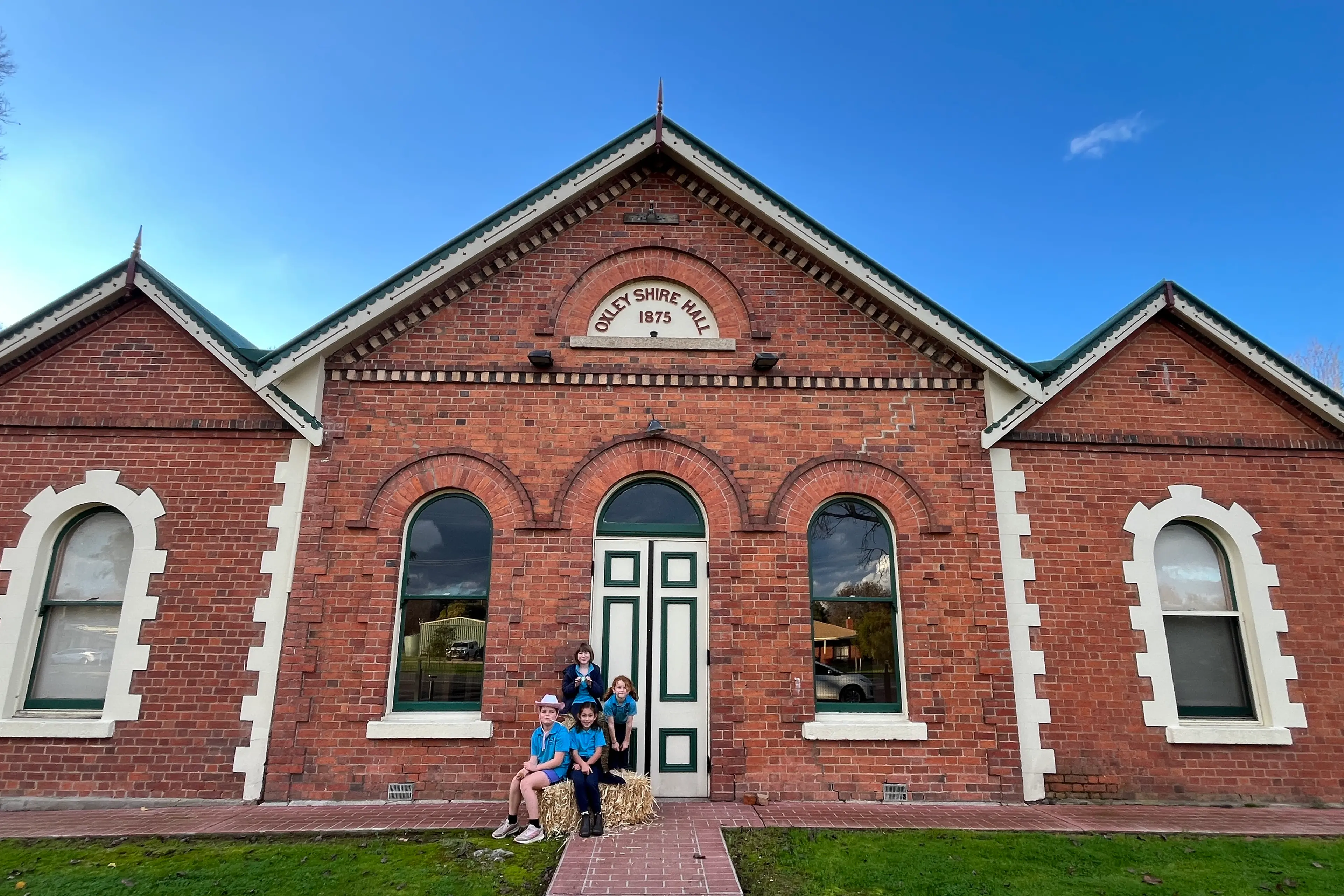 <p>PUT ON YOUR DANCING SHOES: The community is invited to join students, including  Hannah and Audrey Naish, Luciana Quintanilla and Rose McKean, at the Oxley Primary School\\'s bush Dance for a family-friendly evening.</p>\\n