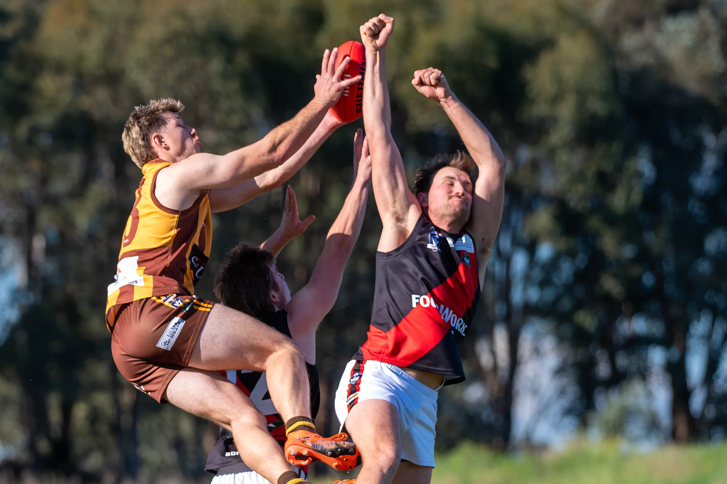 <p>AIR TIME: Jayden Adamo takes a hanger. PHOTO: Melissa Beattie</p>\\n