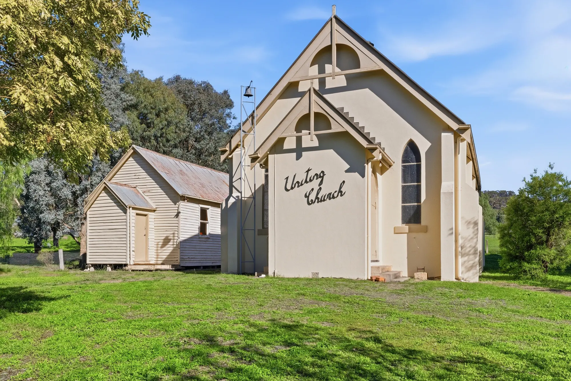 <p>POTENTIAL PLUS: This property includes two separate buildings, the original 1914 church and a functional hall with kitchen, storage and toilet facilities. </p>\\n