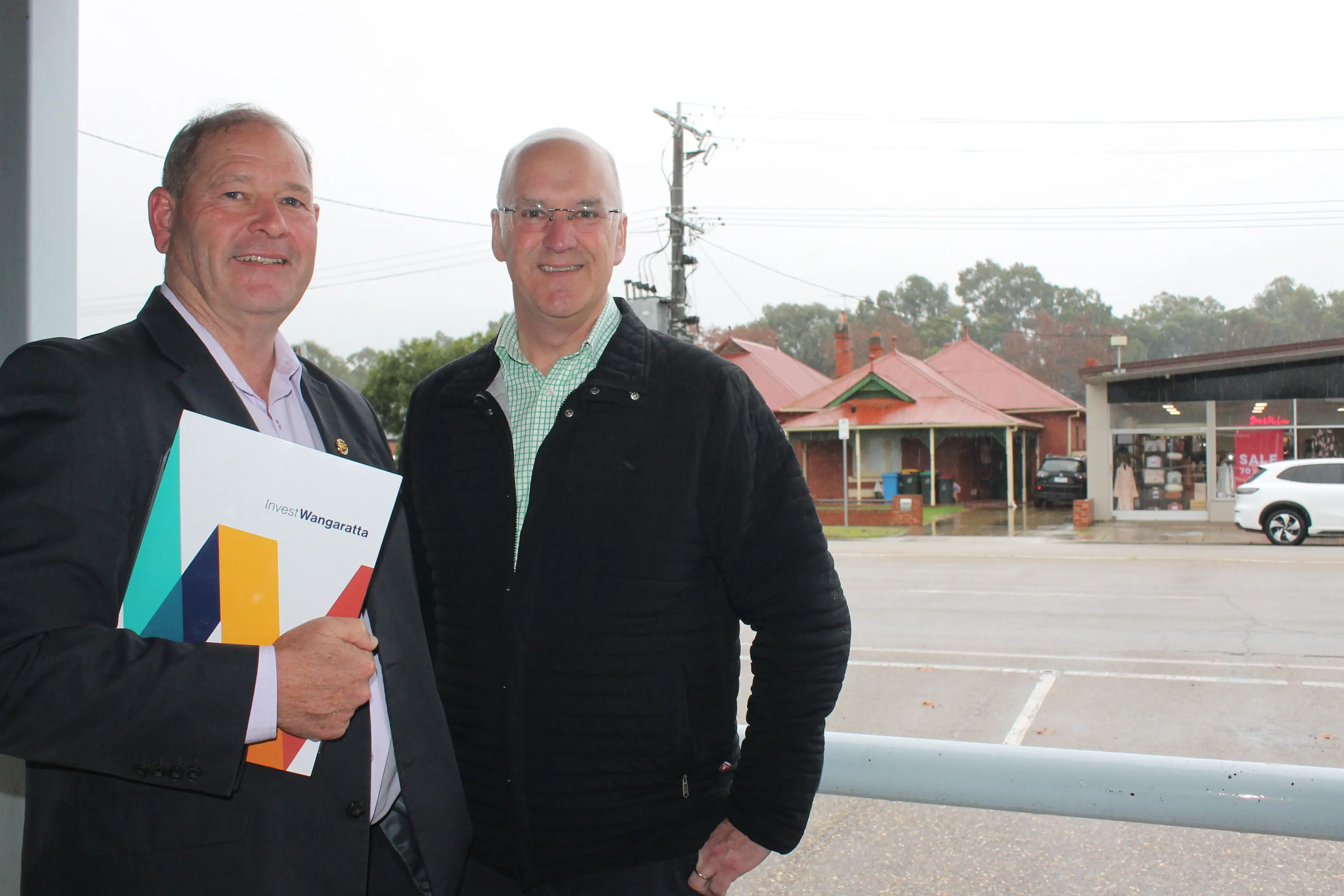 <p>SCOPING THE LAND: Ovens Valley MP Tim McCurdy (left) was joined by Victorian Nationals leader Danny O\\'Brien in a tour of the electorate last Tuesday. PHOTO: Bailey Zimmermann</p>\\n