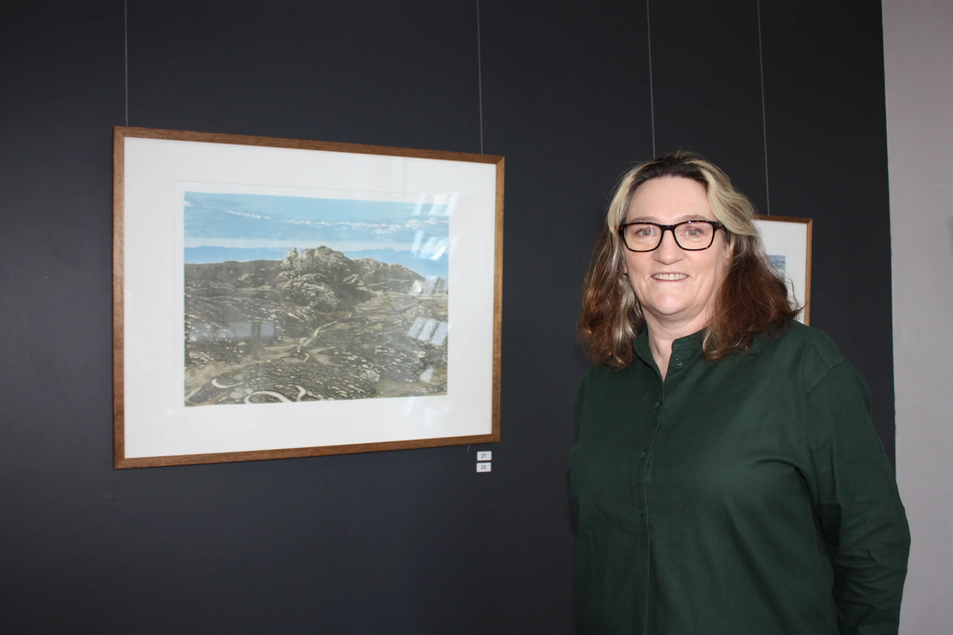 <p>INVITING SPACES: Jo Kerr\\'s exhibition \\'Near & Far\\' depicting quiet and inviting scenes from broad skies and wide horizons to serene gardens and native flora is on display at the Art Gallery on Ovens. PHOTO: Jordan Duursma </p>\\n