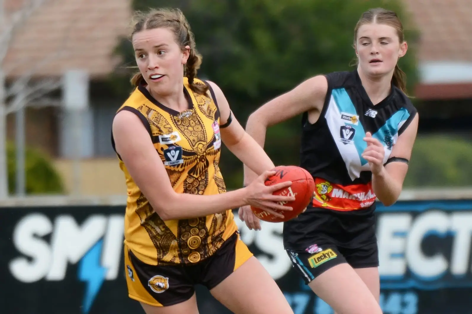 <p>FIND A TARGET: Clare Collins looks for a teammate upfield. PHOTO: Kev McGennan</p>\\n