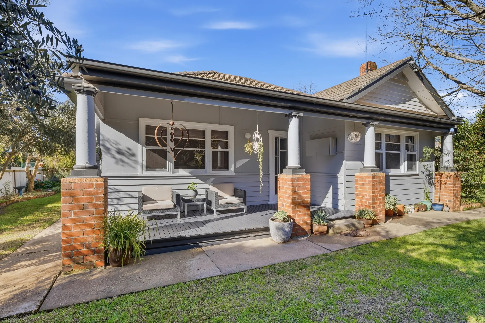 <p>Externally the property is beautifully presented with established gardens.</p>\\n