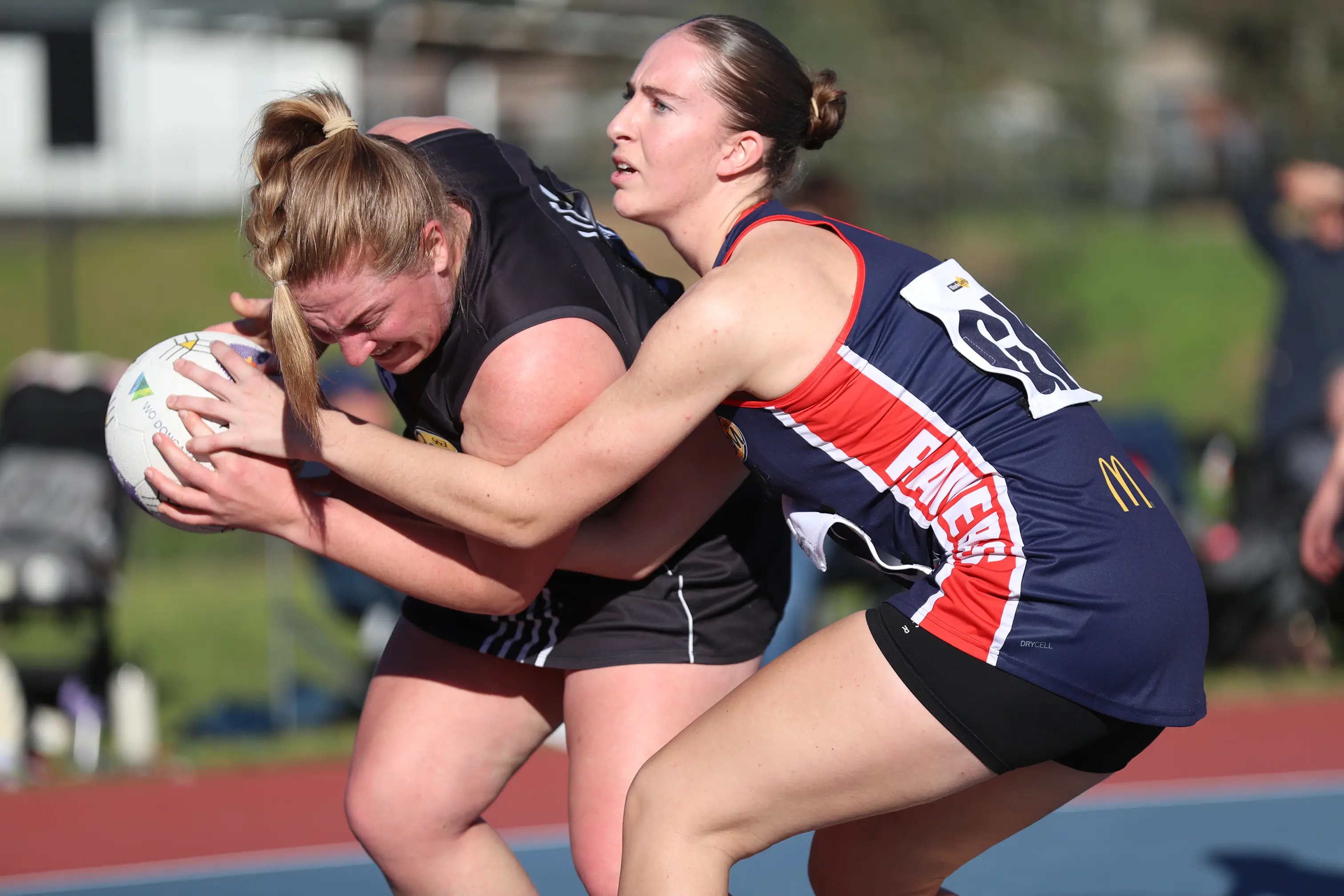 <p>NO RETREAT: Claire Wilson protects the ball from unwanted attention. Magpies A grade would go down to Wodonga 57-44 after a tough final quarter. PHOTO: Melissa Beattie</p>\\n