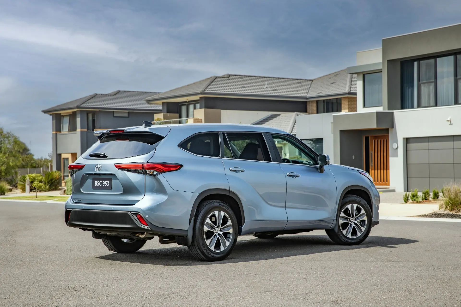 <p>ELECTRIC FORWARD: The Toyota Kluger range offers just hybrid vehicles after a 2023 update and is delivering the ultimate premium feel. </p>\\n