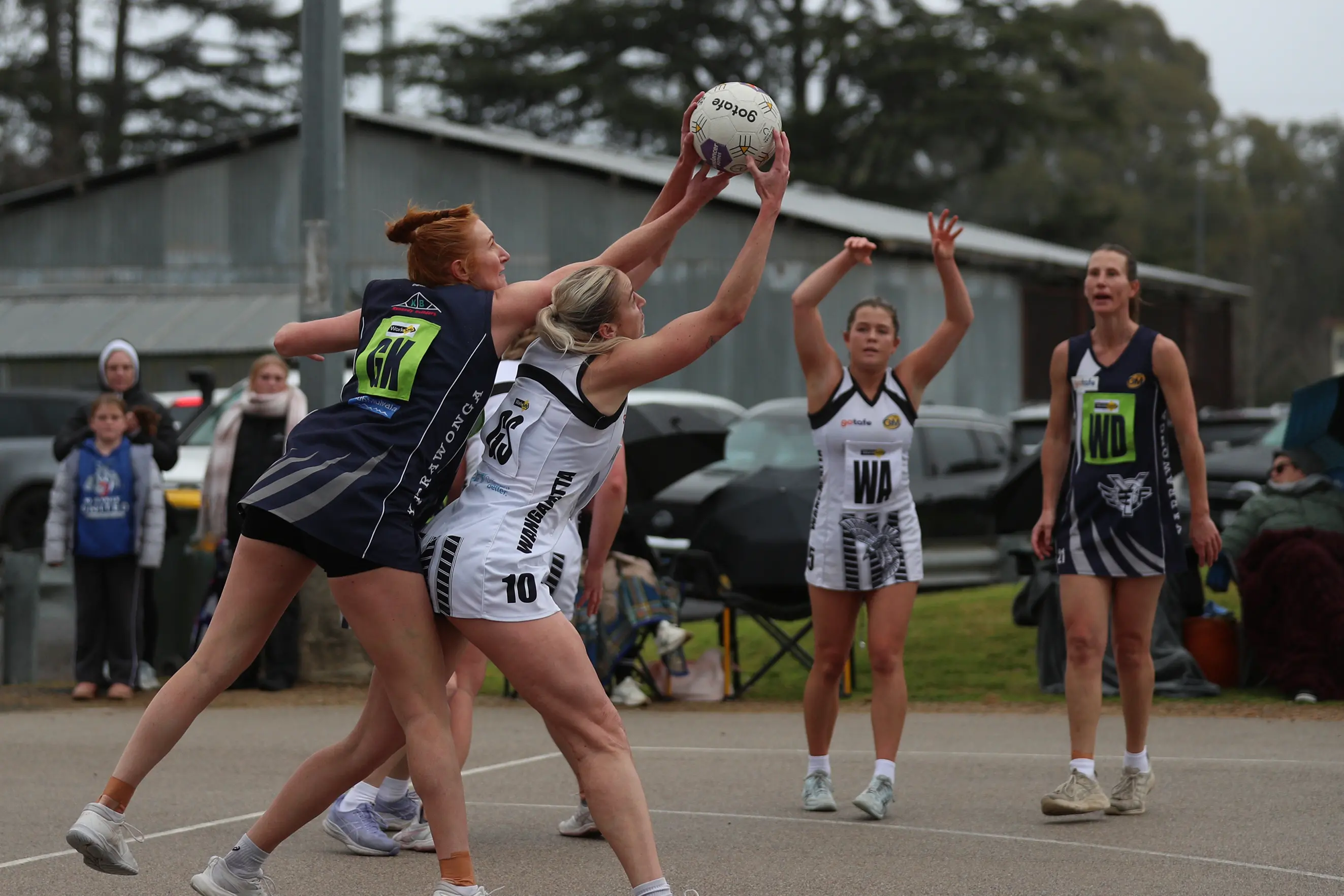 <p>STANDING HER GROUND: Amanda Umanski holds firm to take the grab against some strong opposition. PHOTOS: Melissa Beattie</p>\\n