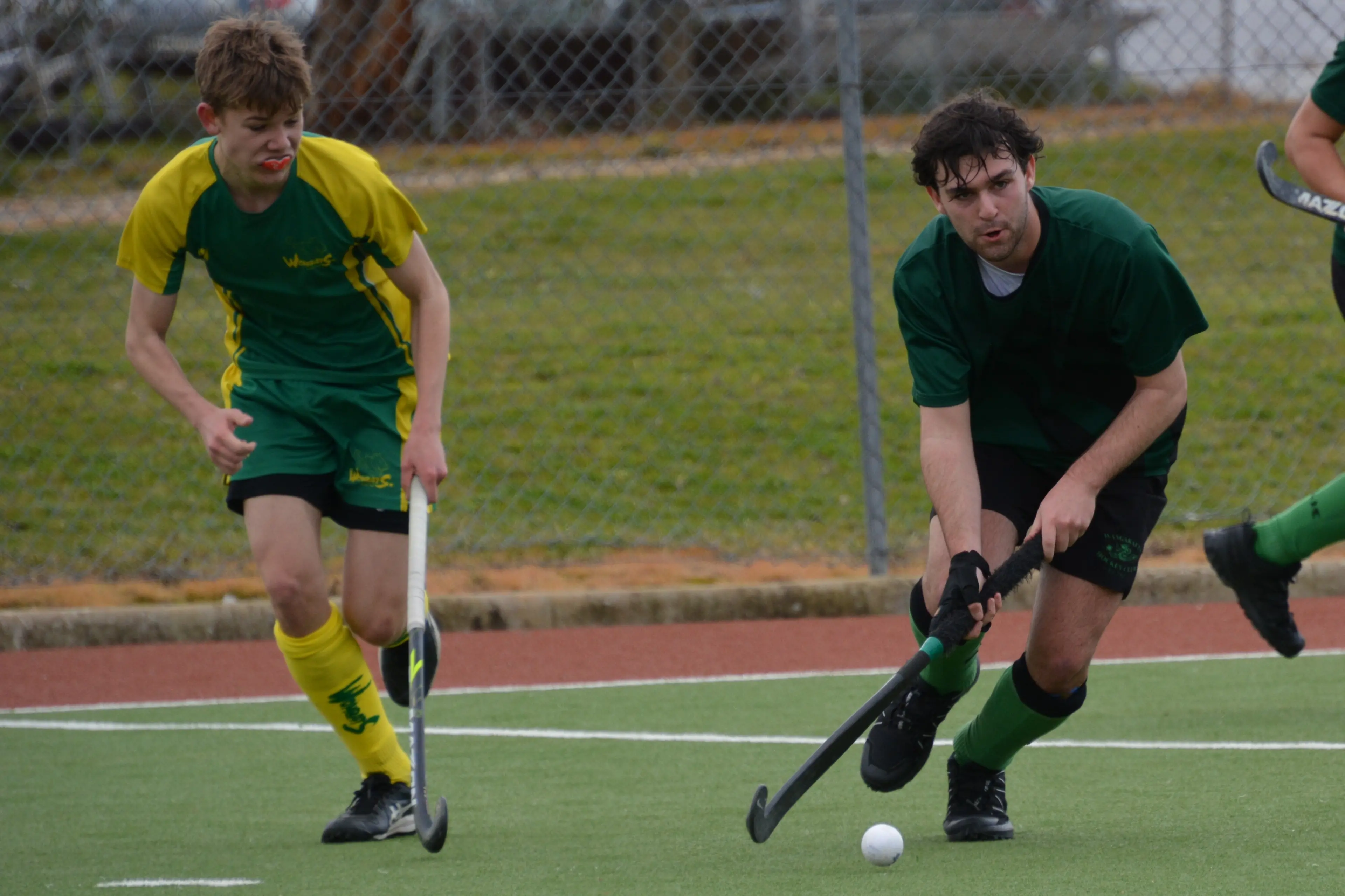 <p>POSSESSION PLAY: Henry Findlay runs the ball up the field. PHOTOS: Kylie Samson</p>\\n