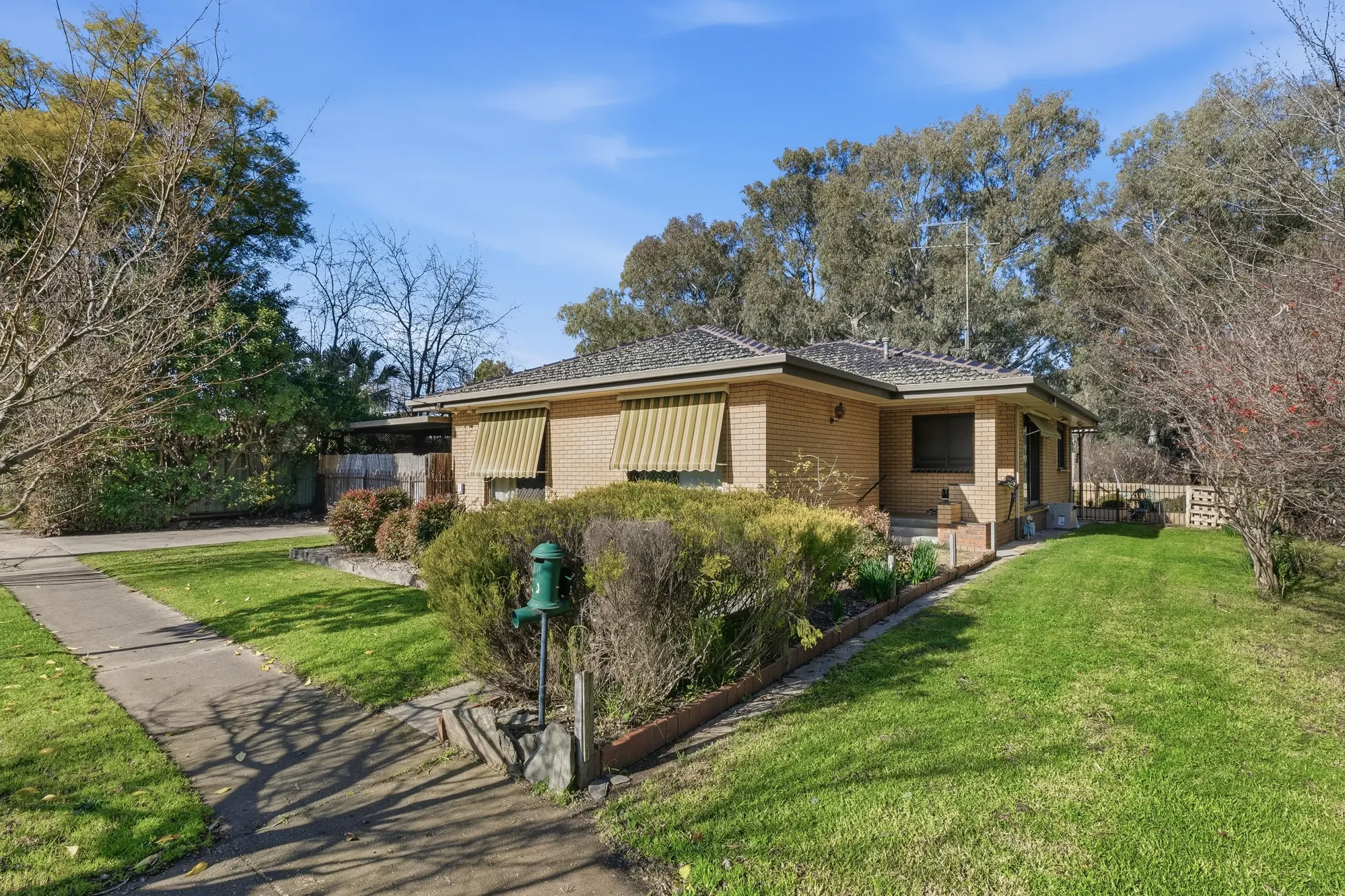 <p>Ideally located close to walking tracks, primary and secondary schools, the athletics precinct, Westside Tavern and a range of local amenities.</p>\\n