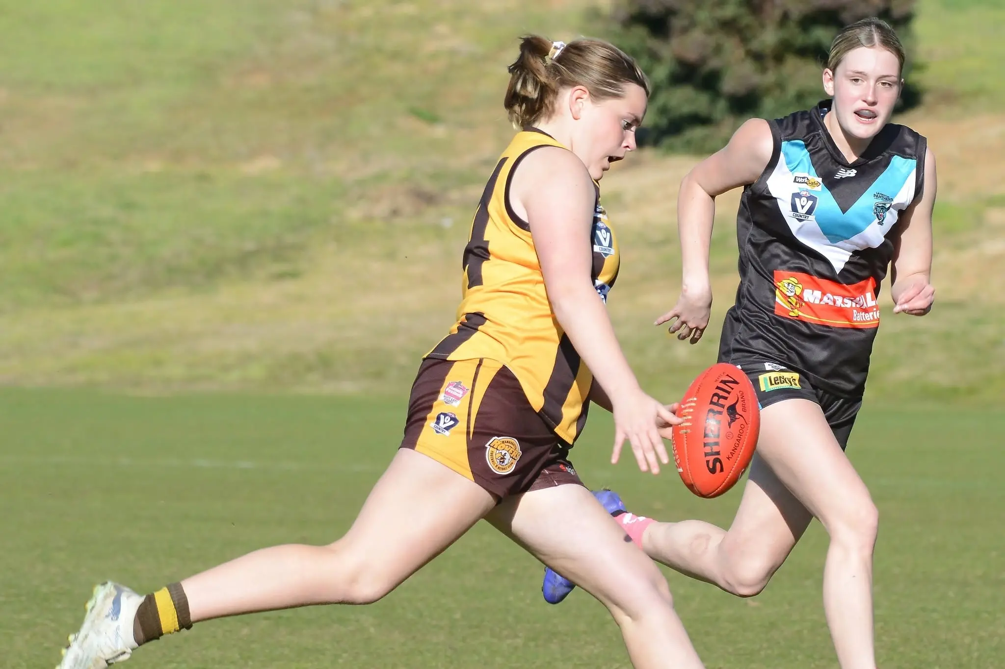 <p>ON THE RUN: Lizzy Healy kicks after charging with the ball. PHOTO: Kev McGennan</p>\\n