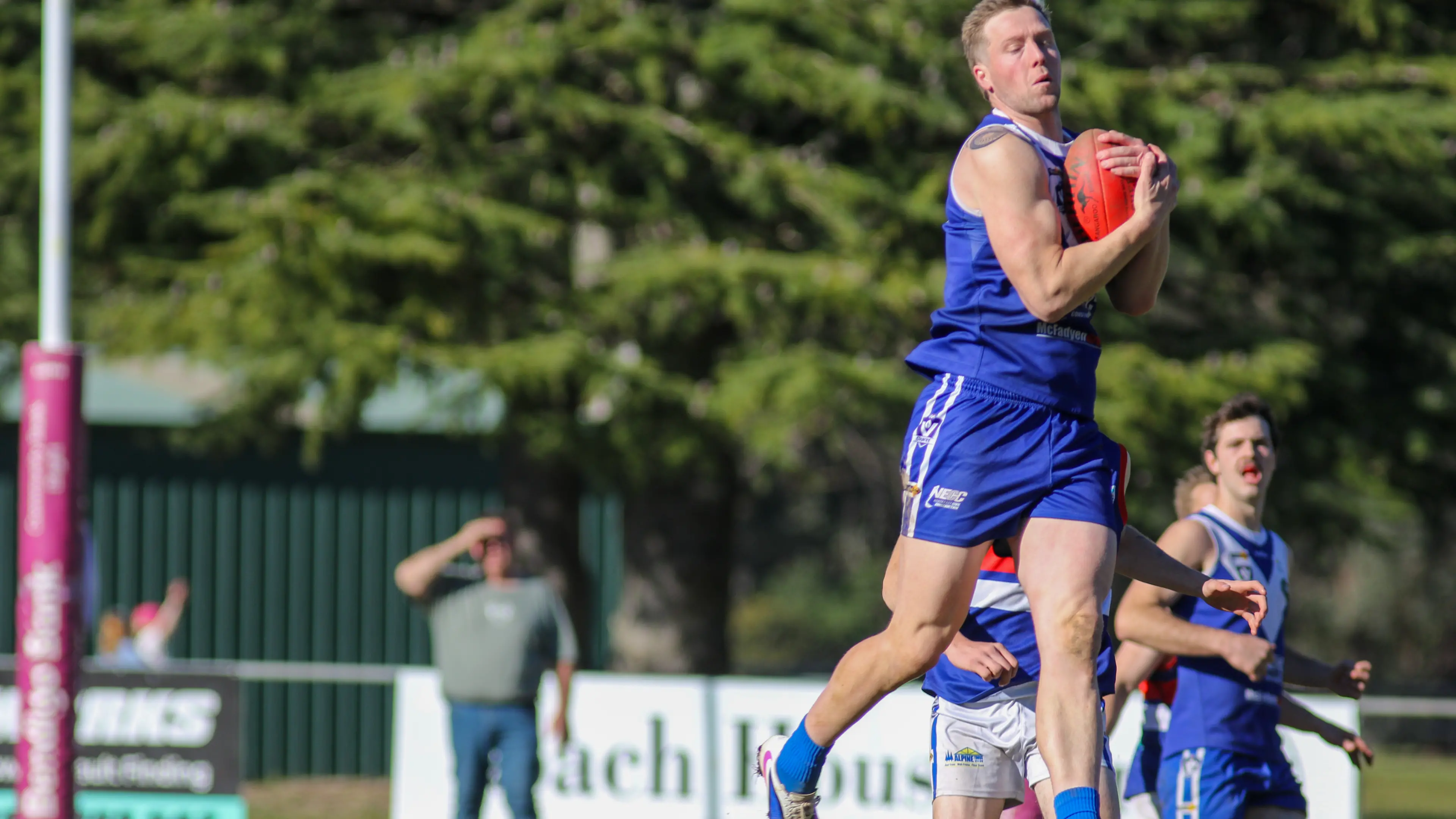 Mountain Men and Lions in showdown for top spot