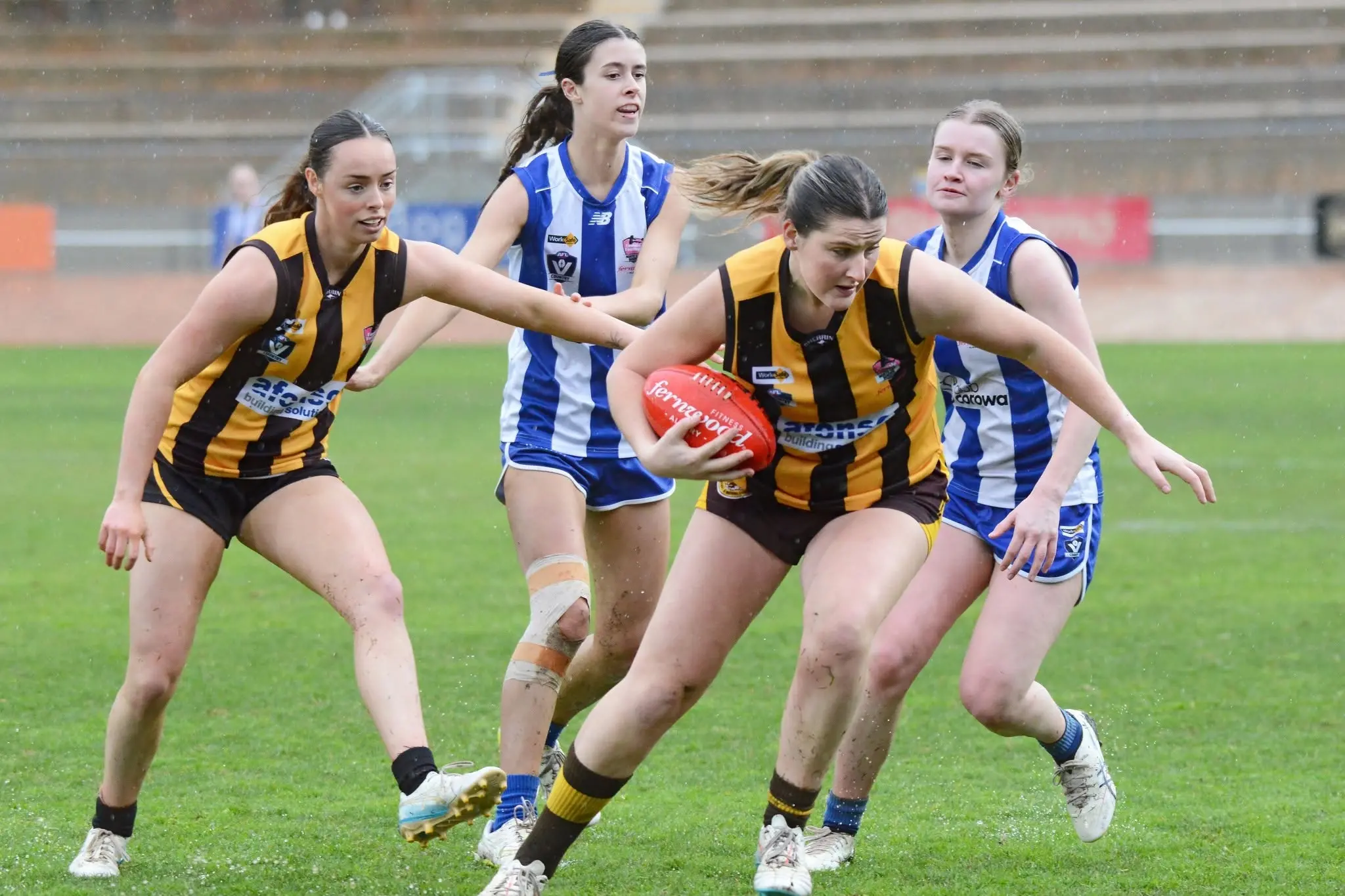 <p>TEAMWORK: Sarah Lavin bursts through the tackle, while Emily Cooper provides a shepherd. PHOTOS: Kev McGennan</p>\\n