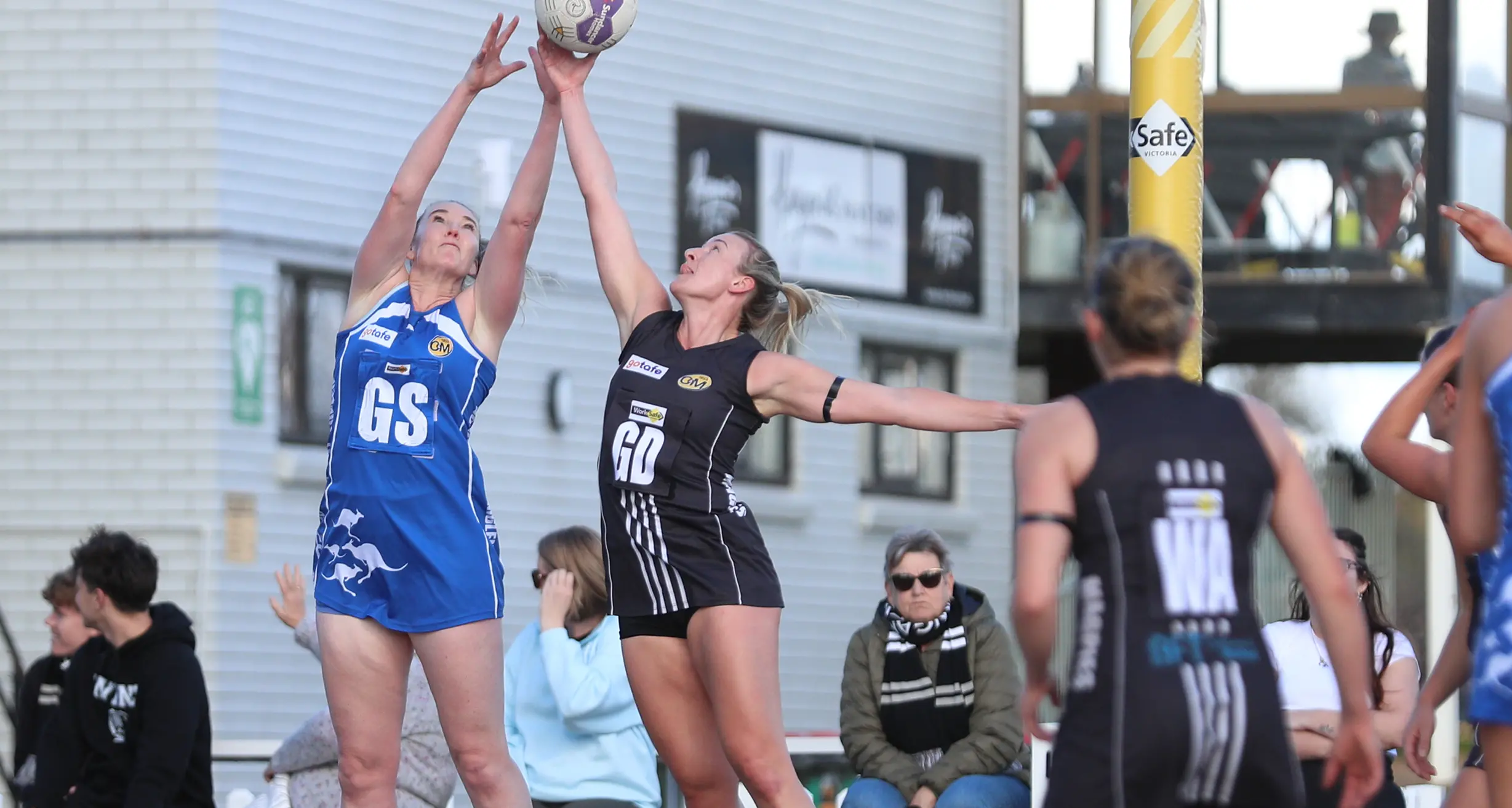 Magpies get the job done against gritty Roos
