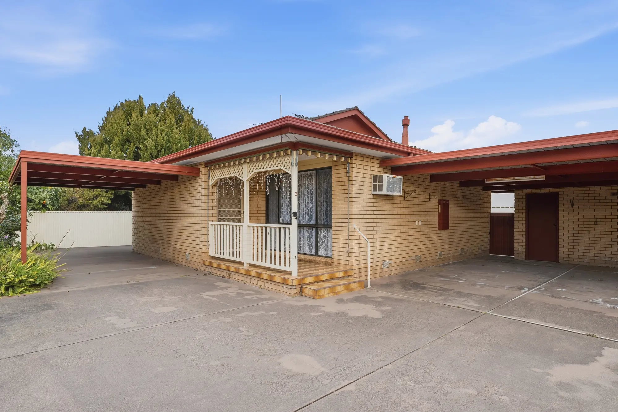 <p>Ideally located less than 500 metres from public transport, within 1.5 kilometres of major shopping facilities.</p>\\n