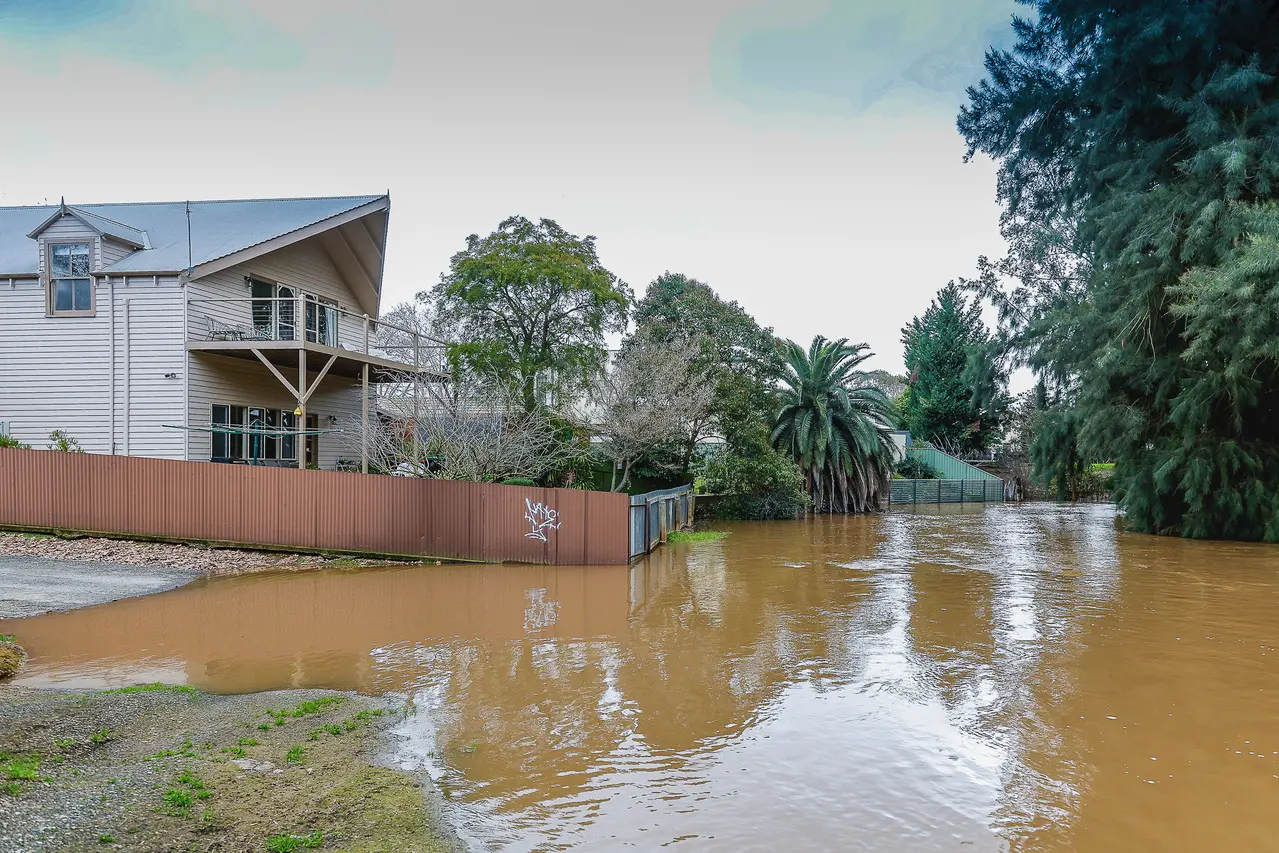 <p>ON THE WAY DOWN: Floodwater is slowly receding after peaking near the major flood level in Wangaratta earlier in the week. PHOTO: Ian Duncan-Smith</p>\\n