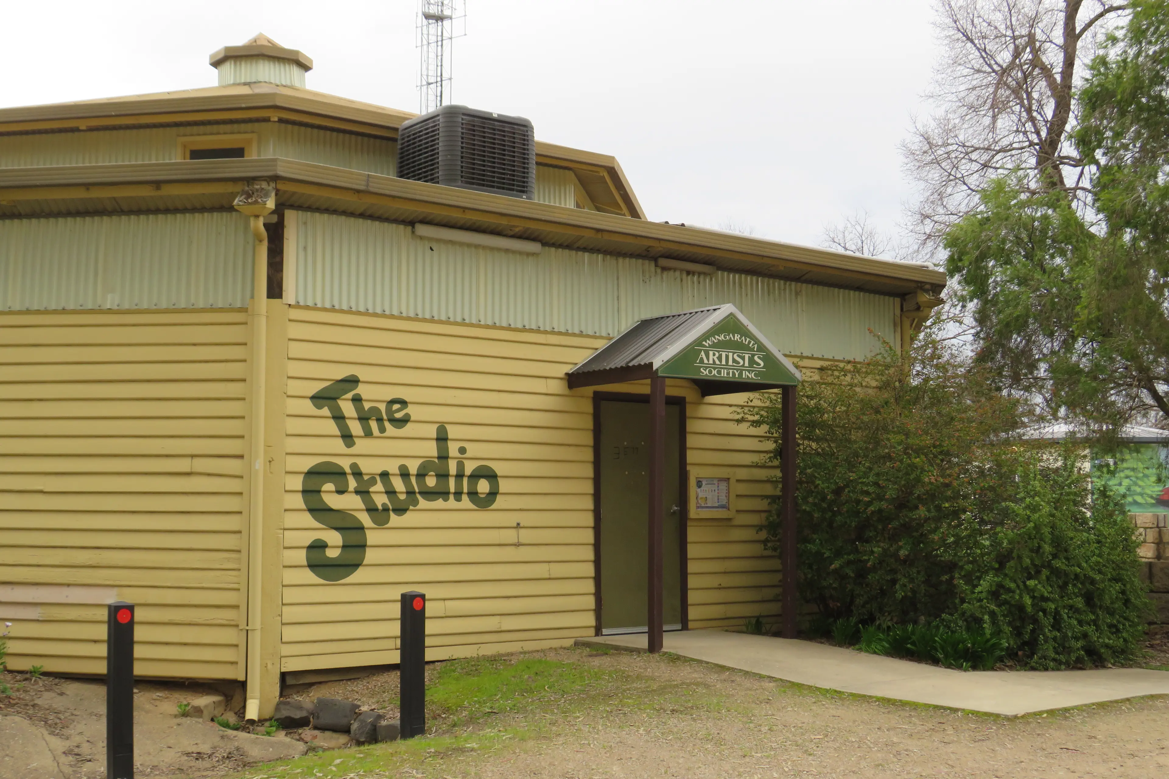 <p>CREATIVE SPACE: Wangaratta Artists Society provides a supportive environment for local artists to work on their projects, and hosts regular workshops at the studio in Batchelors Green (vehicle entry from Handley Street). PHOTO: Simone Kerwin </p>\\n