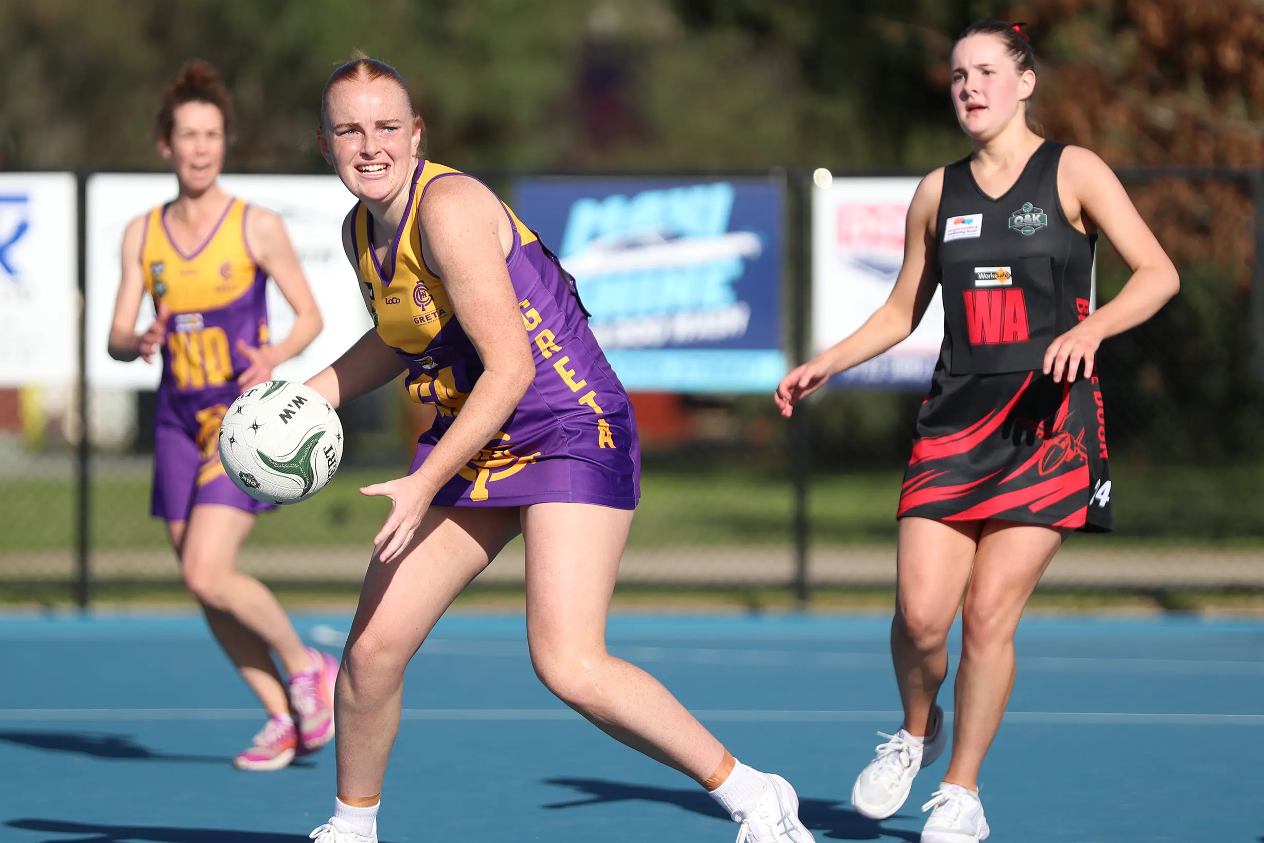<p>ONE LAST PASS: Taylah Reidy looks for a pass into the shooting ring in Greta\\'s win over Bonnie Doon. PHOTO: Melissa Beattie</p>\\n