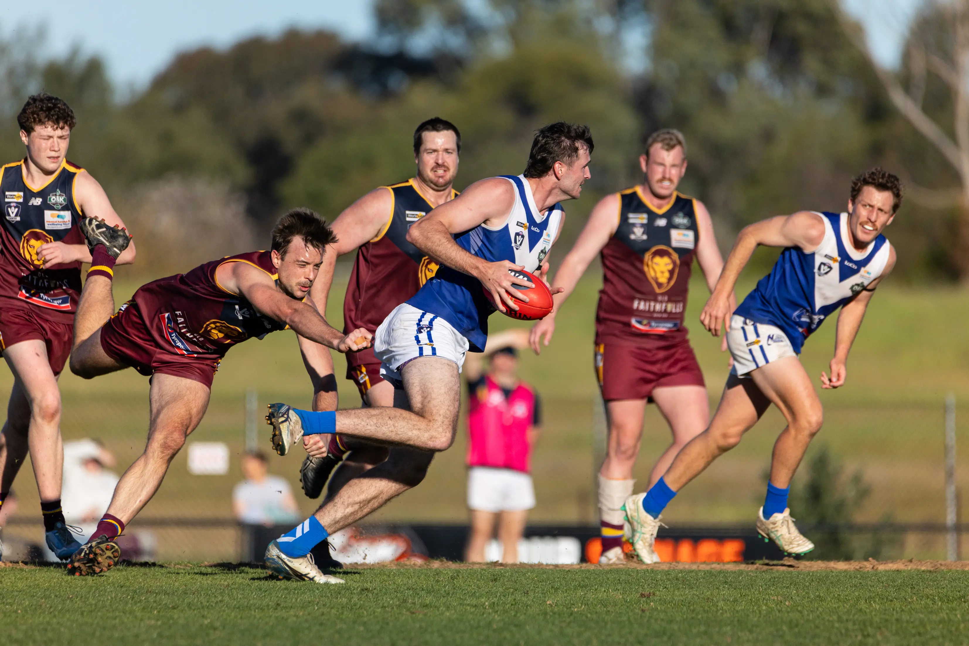 <p>CLEARANCE: Levi Young evades the grasping hand of Marcus de Leur and streams from the middle in Bright\\'s semi-final win over Whorouly. PHOTO: Marc Bongers</p>\\n