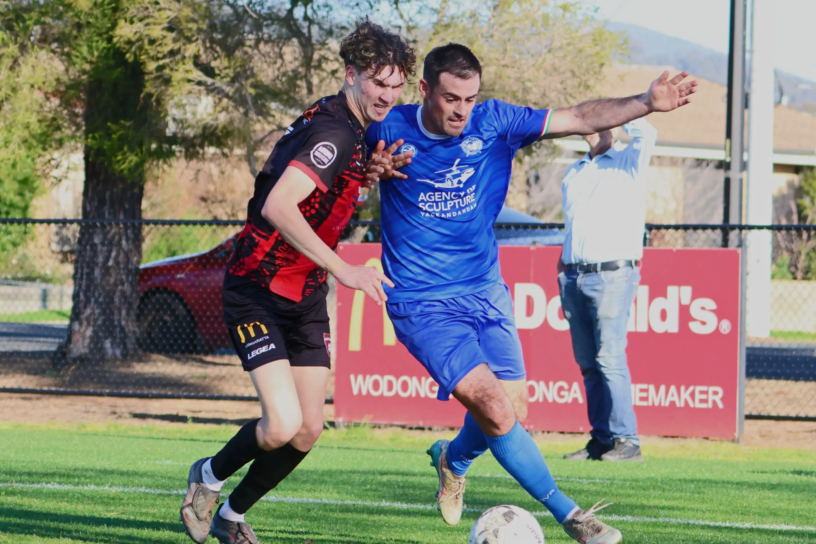<p>PHYSICAL: Brodie Tyers fights it out with Tom Morrison on the wing. PHOTOS: Janet Watt</p>\\n