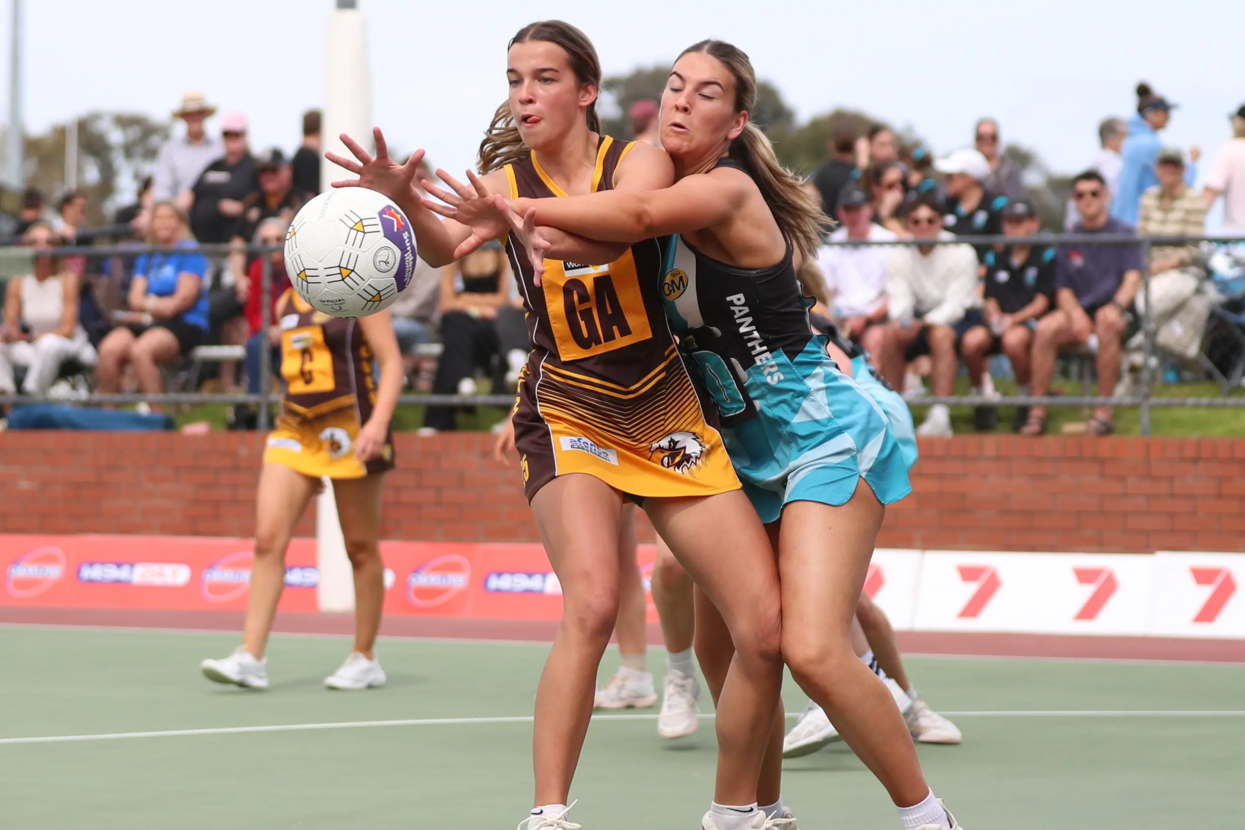 <p>REFUSING TO YIELD: Anastasia Ford fights for front position in the C grade. PHOTO: Melissa Beattie</p>\\n