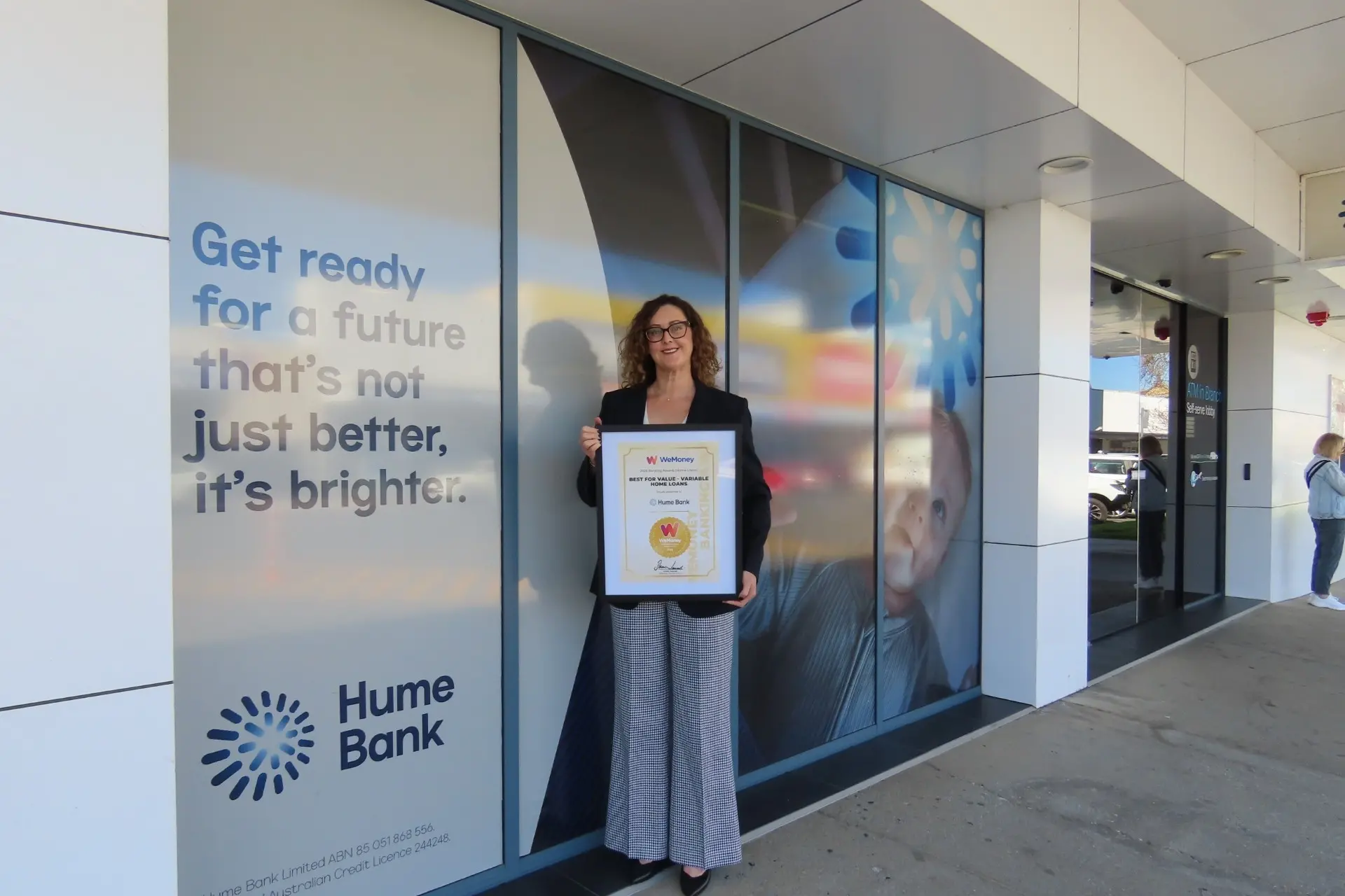 <p>RECOGNISED: Sarah Stefanaras, Hume Bank lender from the Olive Street branch, proudly holding the award. </p>\\n