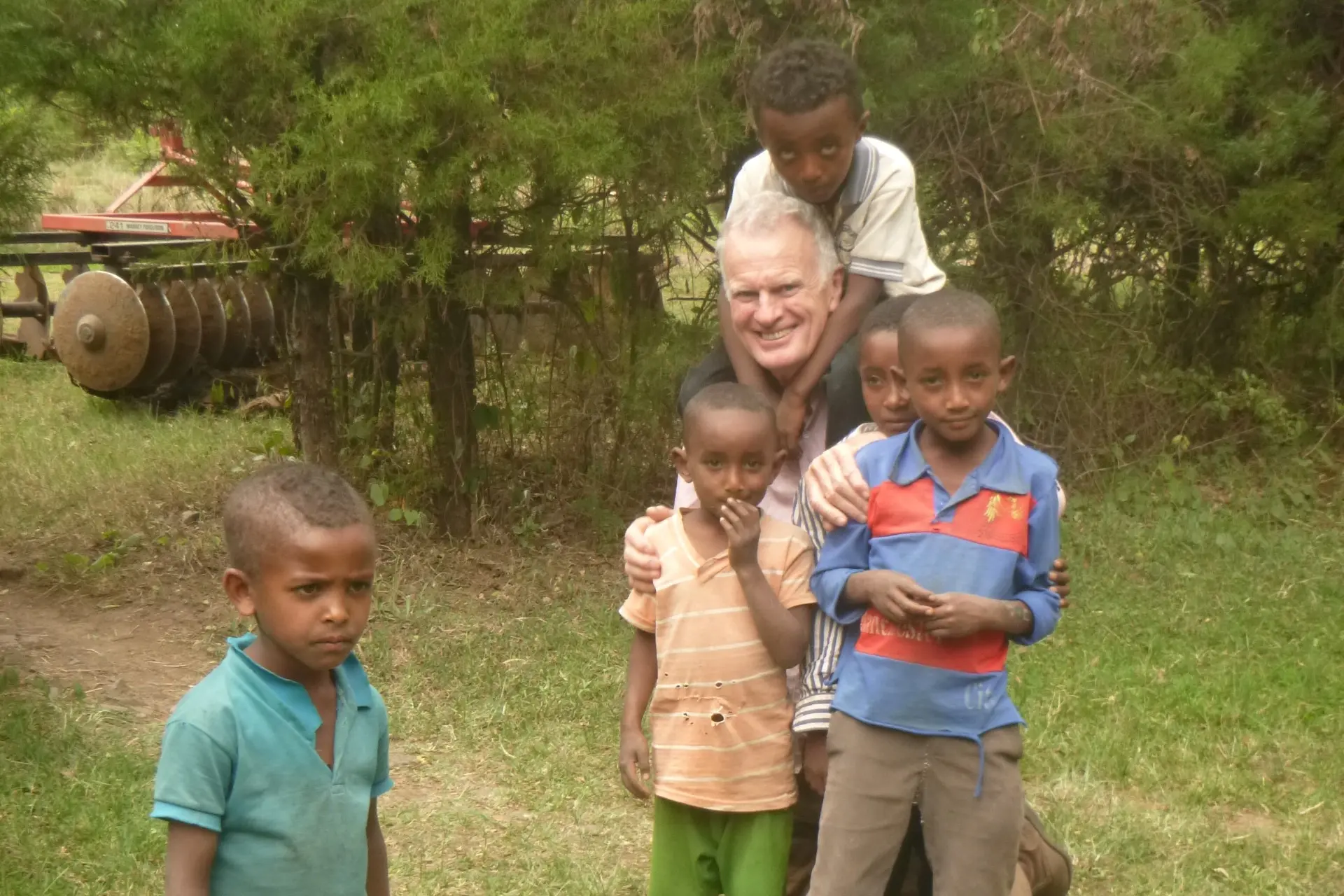 <p>STORIES TO TELL: Simon Noble will draw on the time he and his wife spent living overseas when he speaks at the Oxfam Group dinner on Wednesday, 23 September. Here, Simon is pictured with some local kids from when he lived in rural Ethiopia. </p>\\n