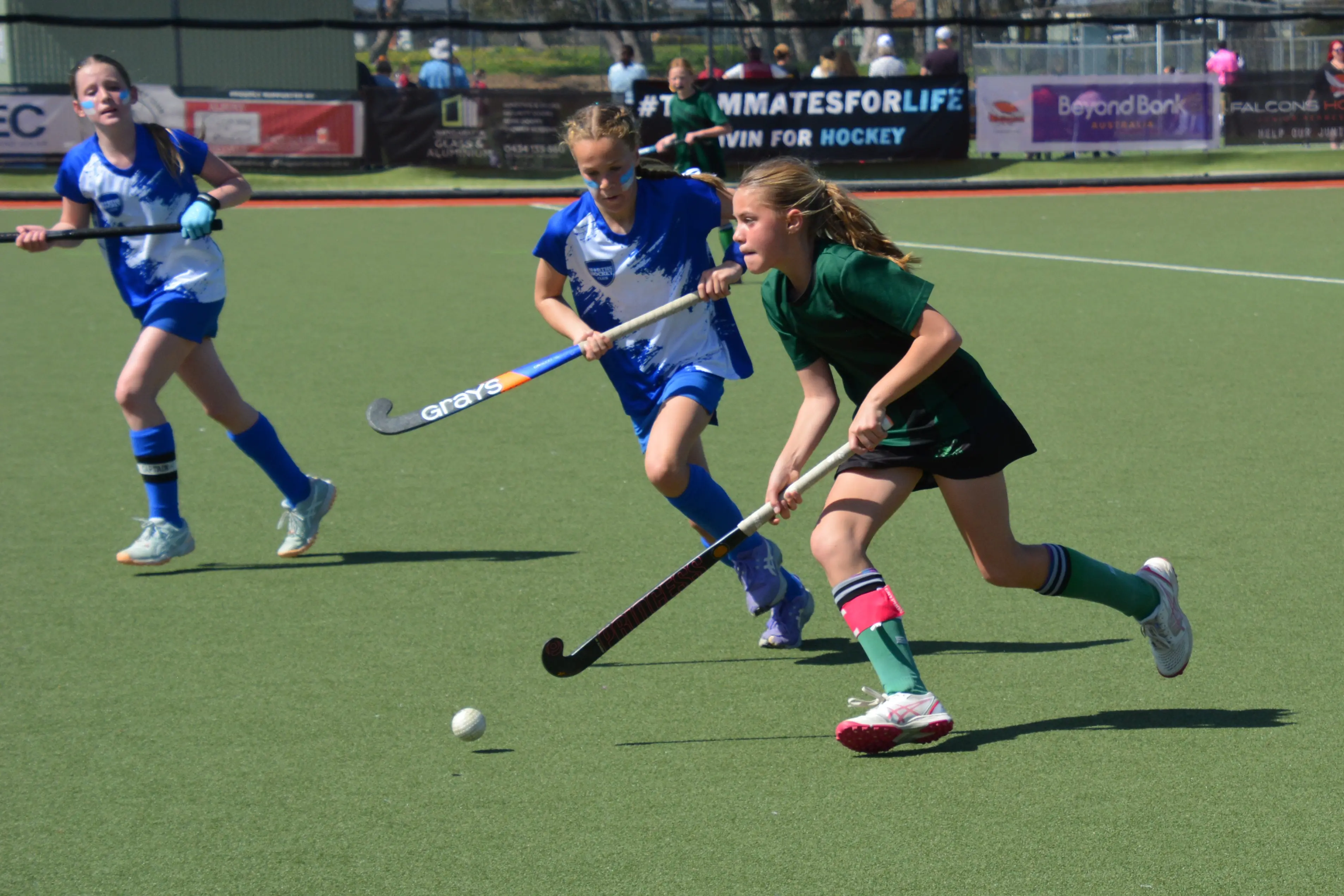 <p>LEG SPEED: Amelie Reilly runs the ball down the field. PHOTO: Kylie Samson</p>\\n