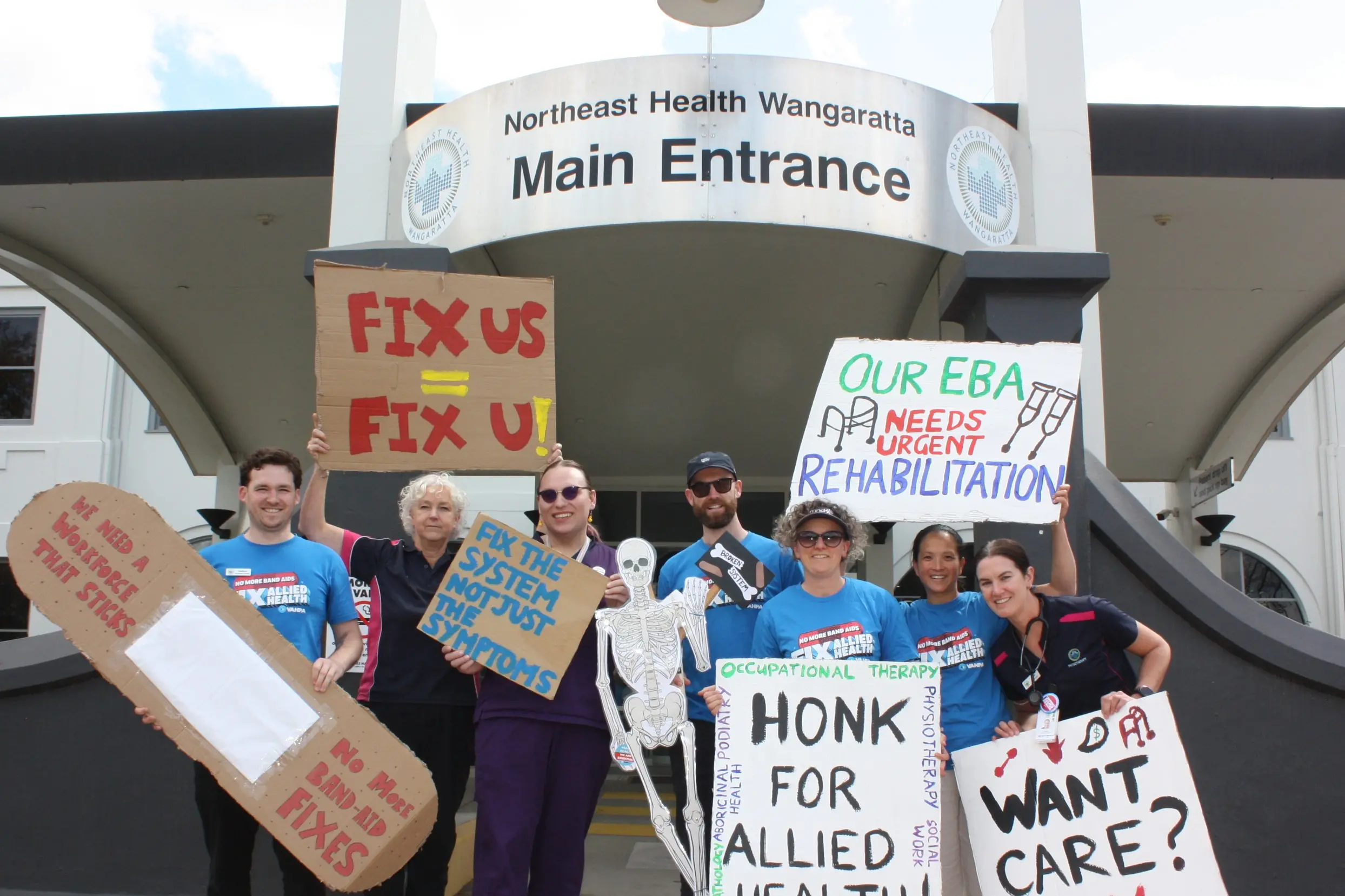 <p>NO MORE BAND AIDS: Hudson Pearce, Anna Hession, Claire Uber-Holtkamp, Chris Parsons, Alison Gargan, Ada Mickan and Rose Parsons were among the allied health professionals who rallied out the front of Northeast Health Wangaratta on Tuesday as part of ongoing statewide industrial action. PHOTO: Jordan Duursma </p>\\n