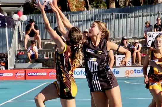 <p>SPOILER: Lily Cairns (Magpies) foils this pass to Charlotte Annett (Rovers).</p>\\n