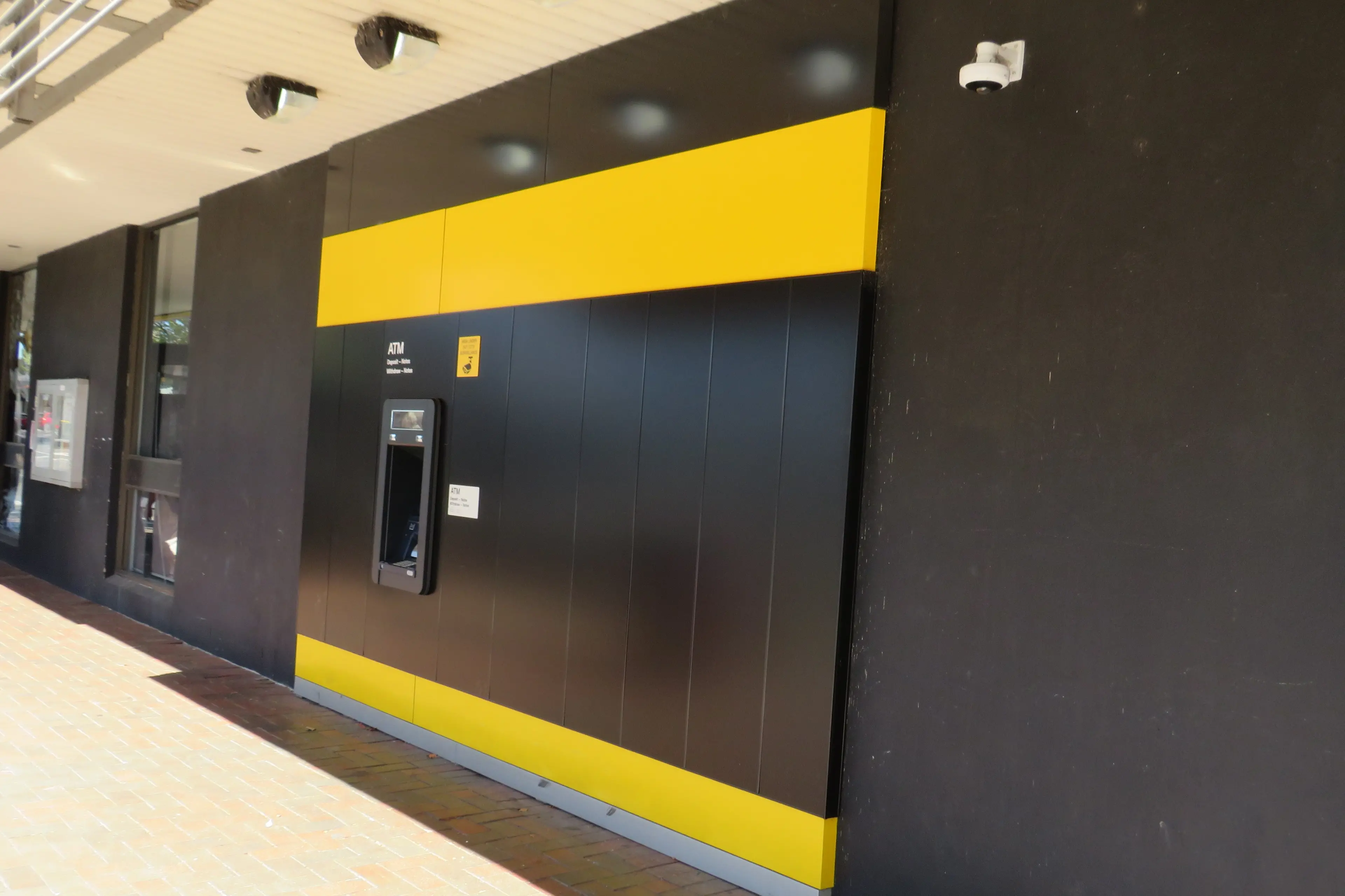 <p>RECONFIGURATION: One Commonwealth Bank automatic teller machine remains in Reid Street, while a second is located in the branch\\'s new \\'after-hours lobby\\' which can be accessed via Murphy Street.</p>\\n