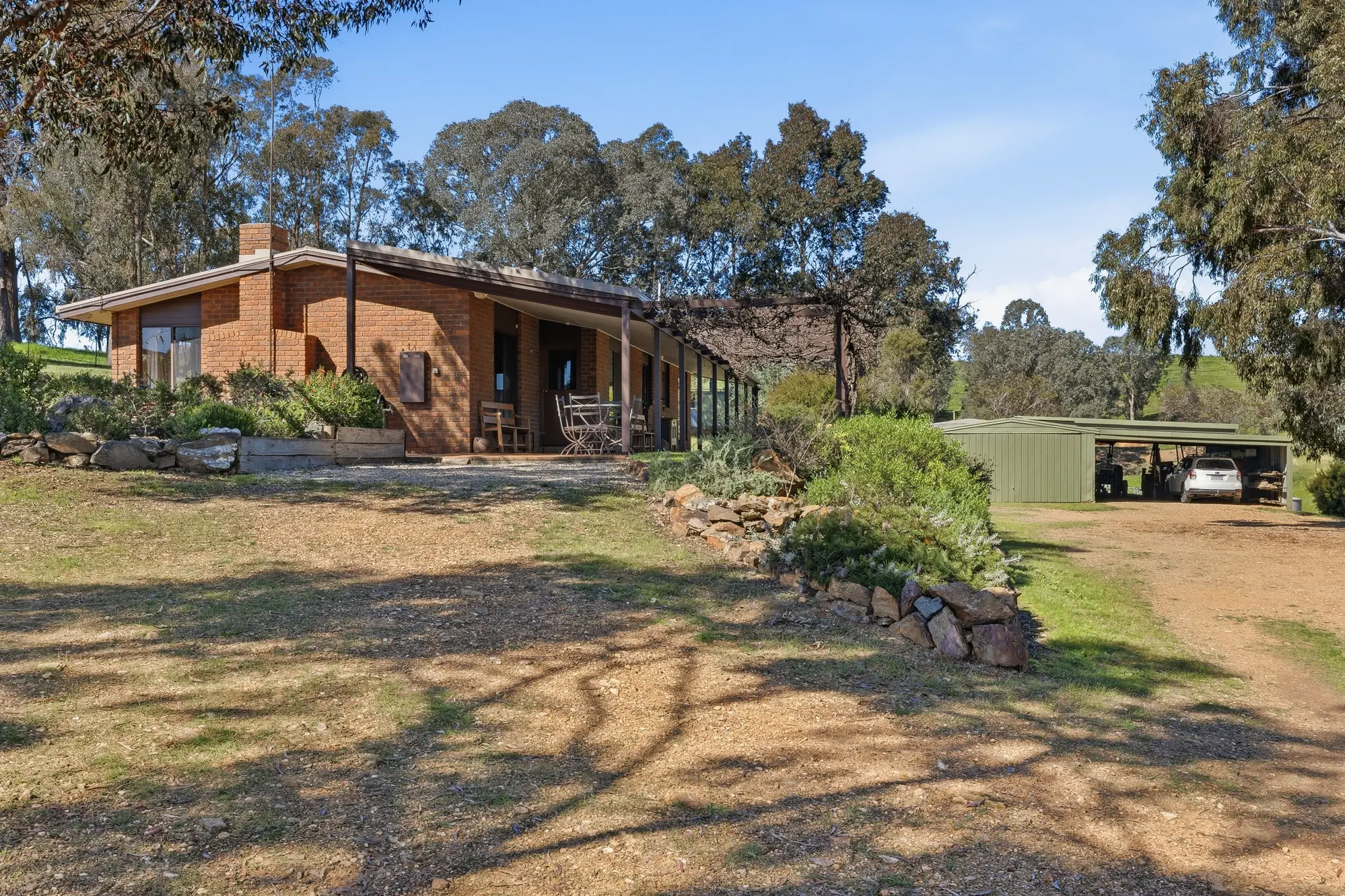 <p>This appealing estate delivers a lifestyle of comfort, versatility and breathtaking scenery.</p>\\n