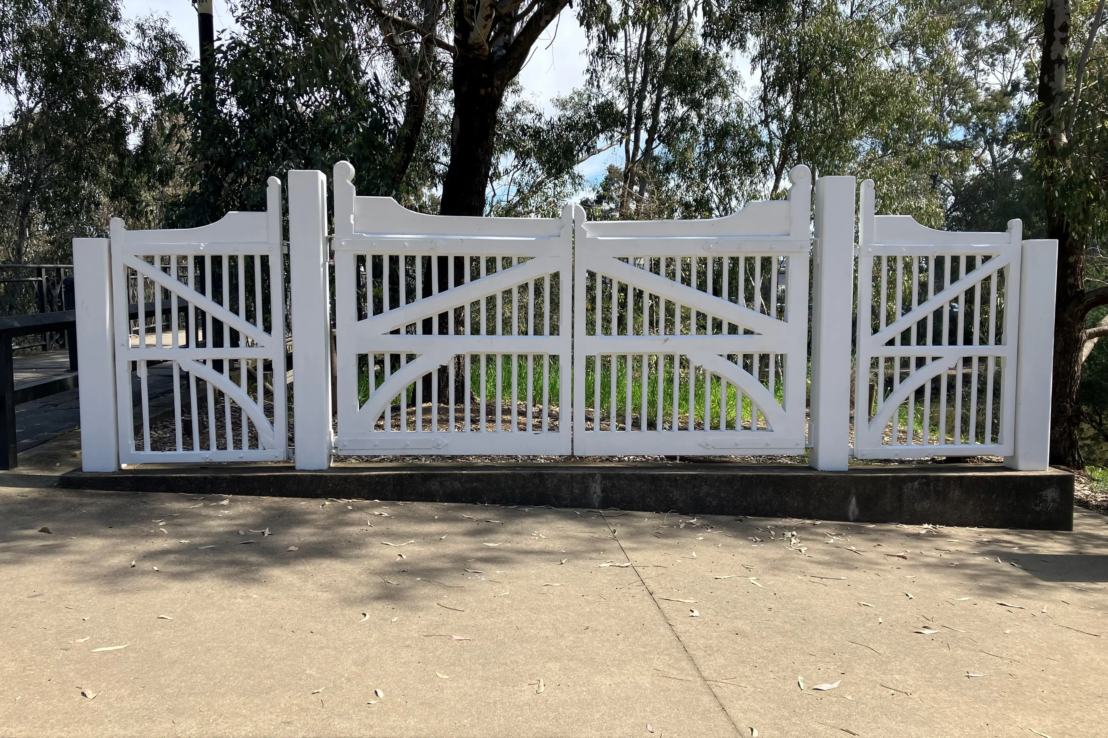 <p>A LOOK BACK IN TIME: Wangaratta\\'s historic toll gates are just one of the features to be represented in a painting of the rural city in 1839, to be unveiled on Thursday.</p>\\n
