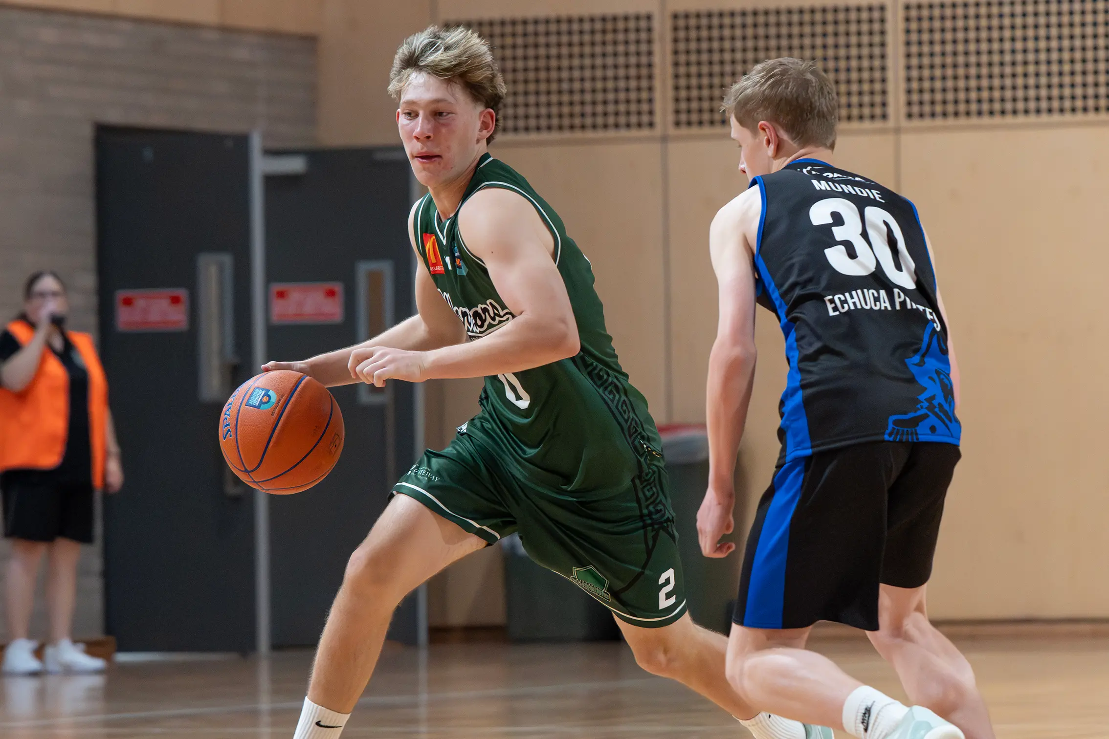 <p>DRIVING IN: Connah Hart makes a move towards the rack during the Warriors\\' under 18s match against Echuca, which they would go on to win 51-48. PHOTOS: Melissa Beattie</p>\\n