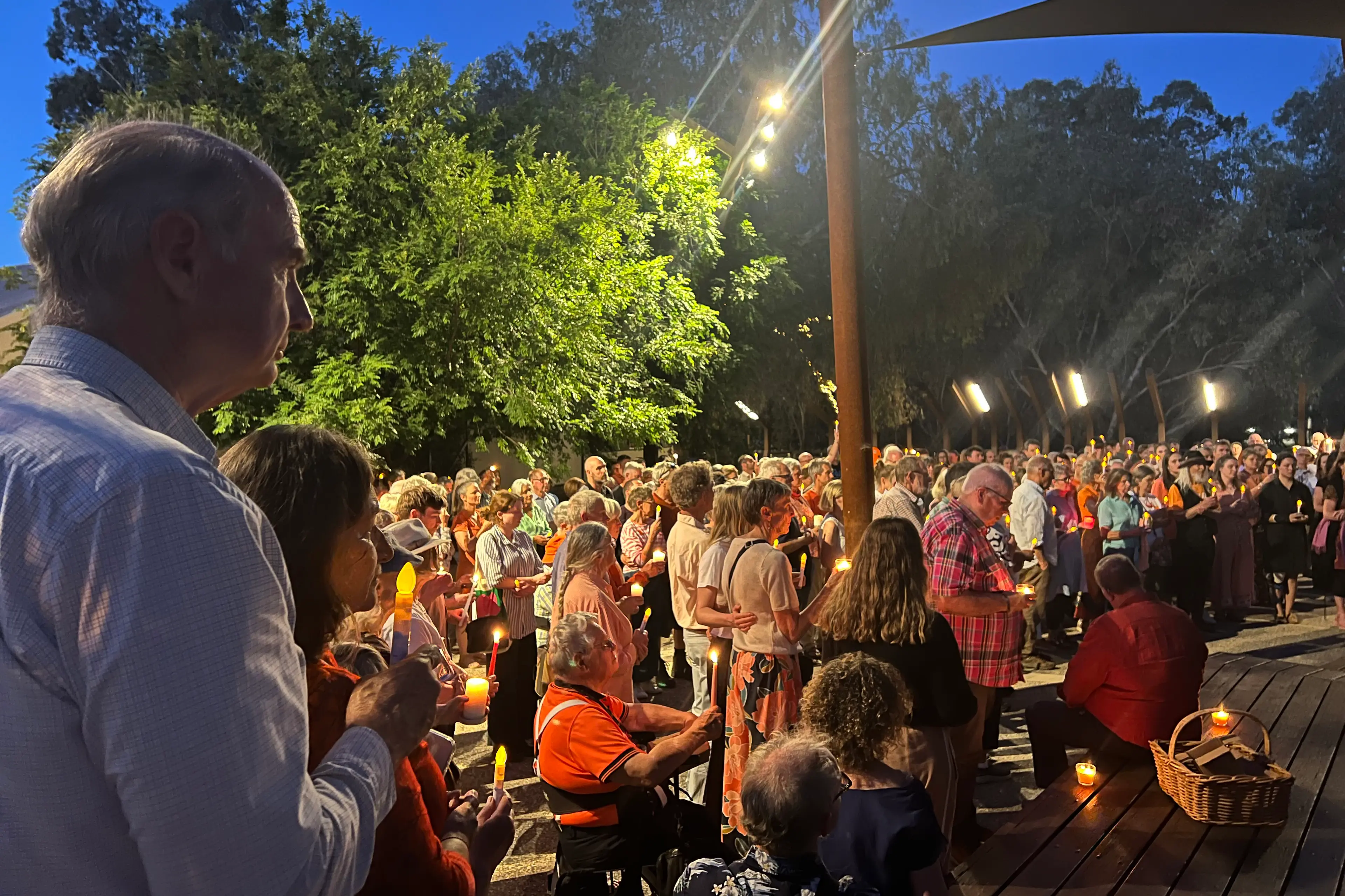 <p>SHARING THEIR LOVE: Tony and Donna Lane (left) were among almost 400 people filling Wangaratta\\'s Riverside Square at Friday evening\\'s candlelight vigil for Helen Haines and her family. PHOTO: Jeff Zeuschner</p>\\n