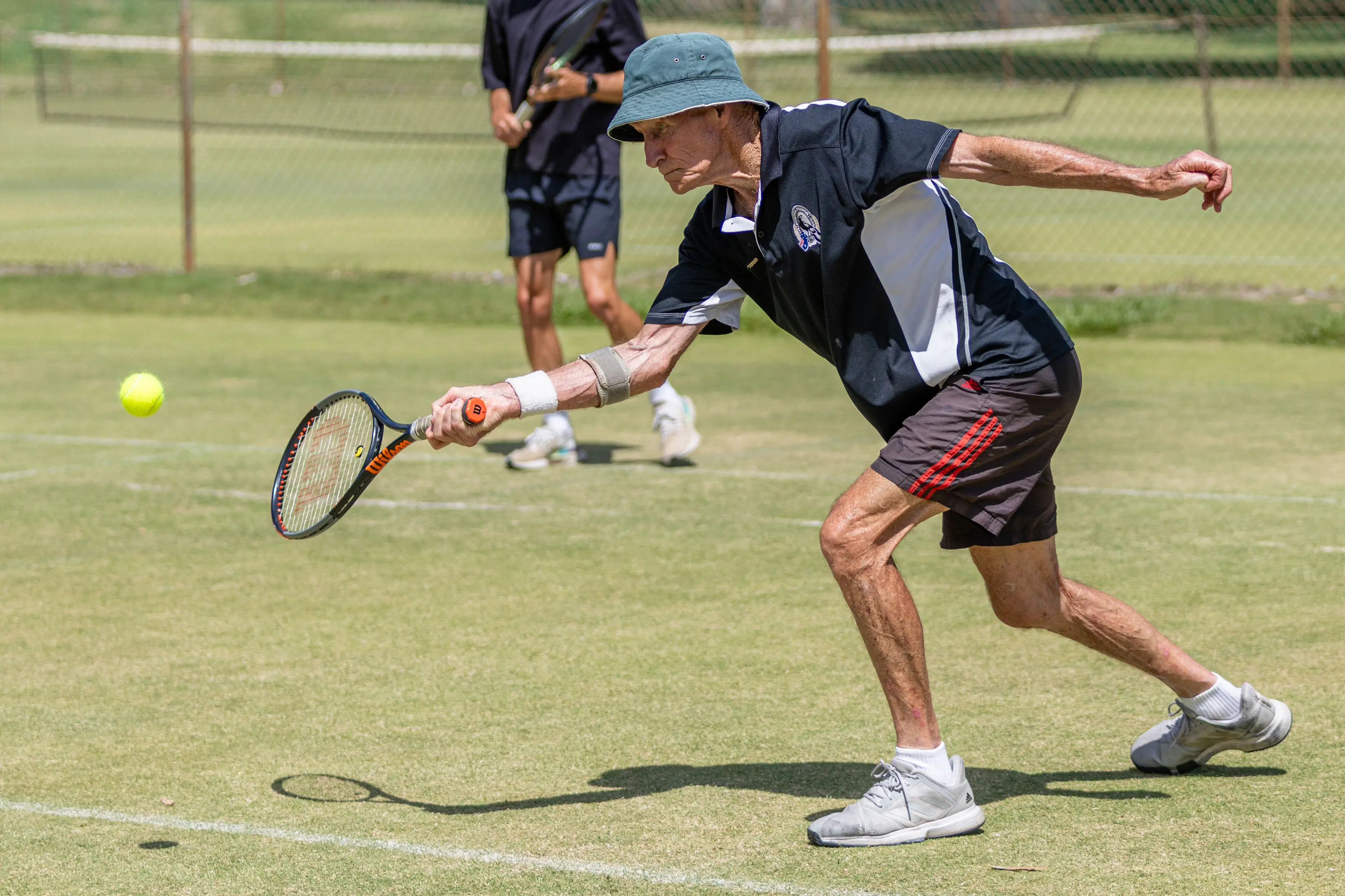 <p>SWOOPING: Des Steele gets forward to return the ball. PHOTOS: Marc Bongers</p>\\n